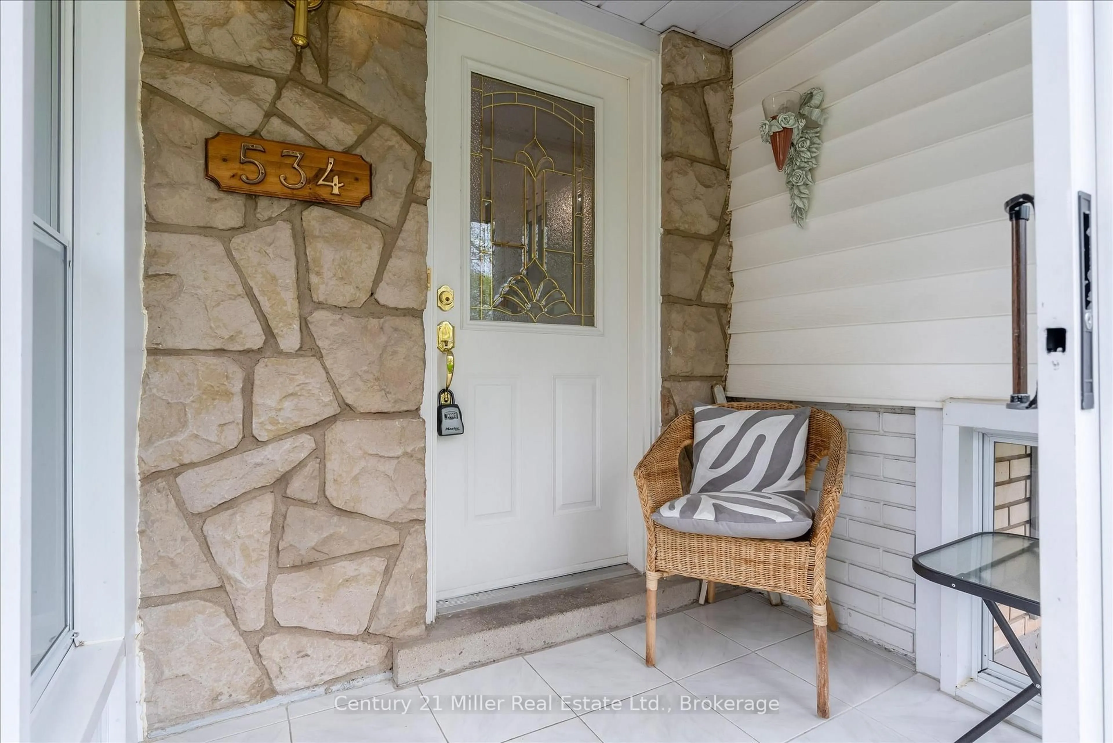 Indoor entryway for 534 Elwood Rd, Burlington Ontario L7N 3C7