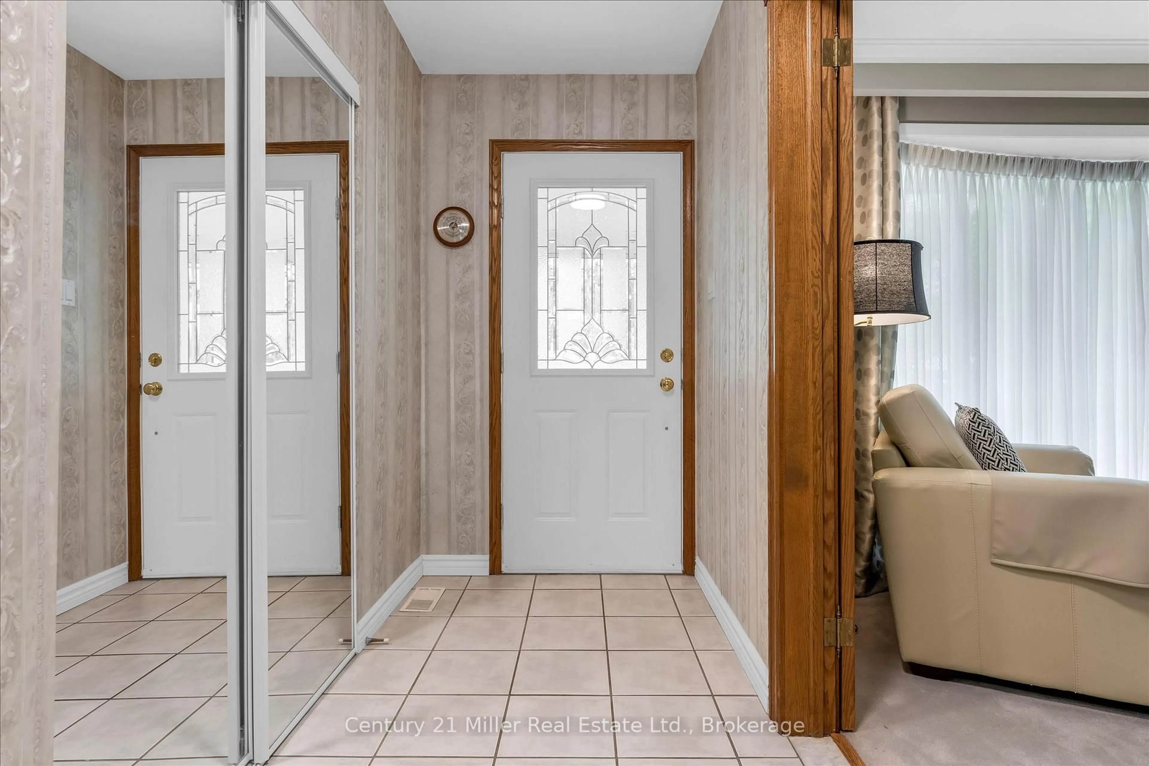 Indoor entryway for 534 Elwood Rd, Burlington Ontario L7N 3C7