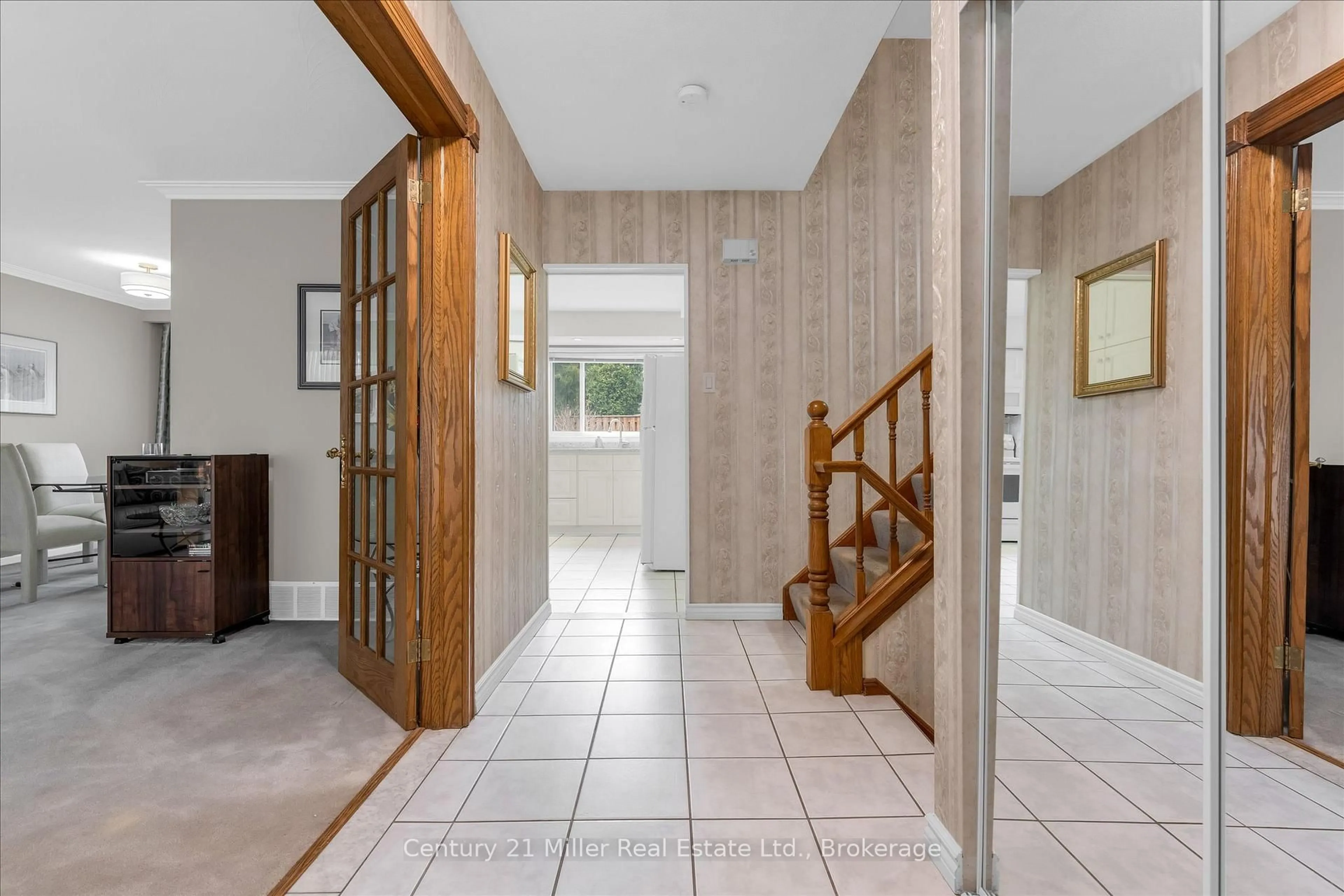 Indoor foyer for 534 Elwood Rd, Burlington Ontario L7N 3C7