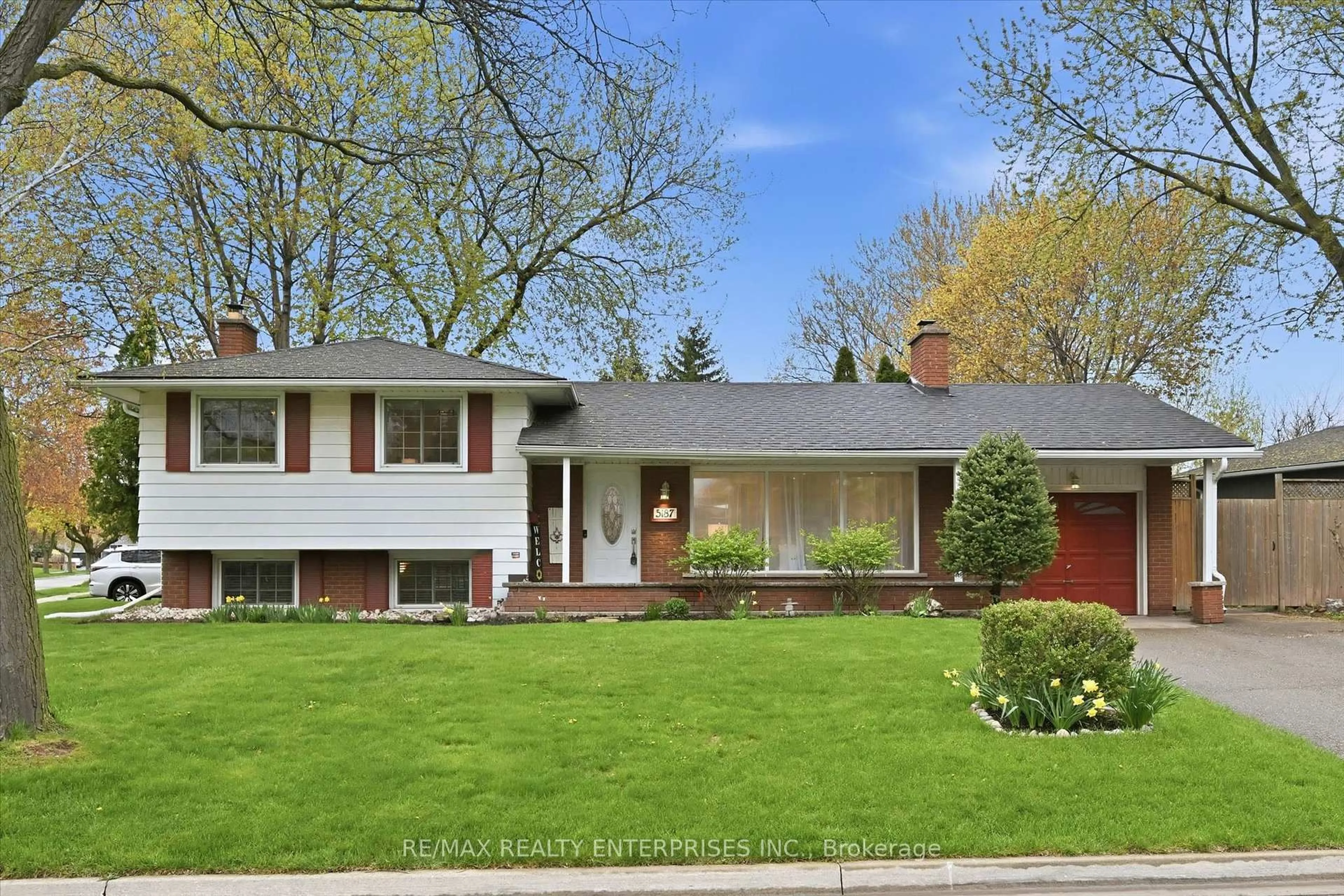 Home with brick exterior material, street for 5187 Carousel Crt, Burlington Ontario L7L 3W7