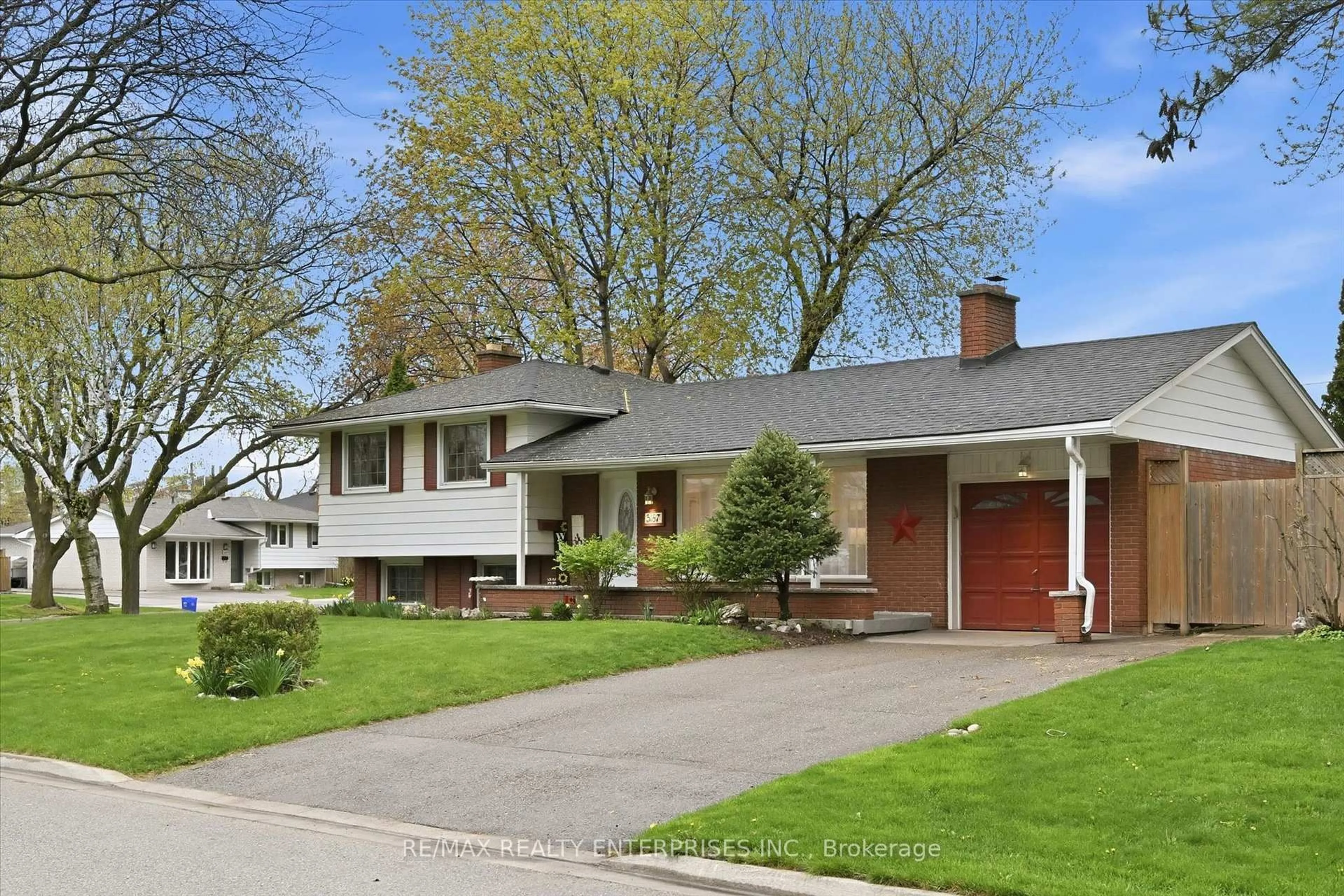 Home with brick exterior material, street for 5187 Carousel Crt, Burlington Ontario L7L 3W7