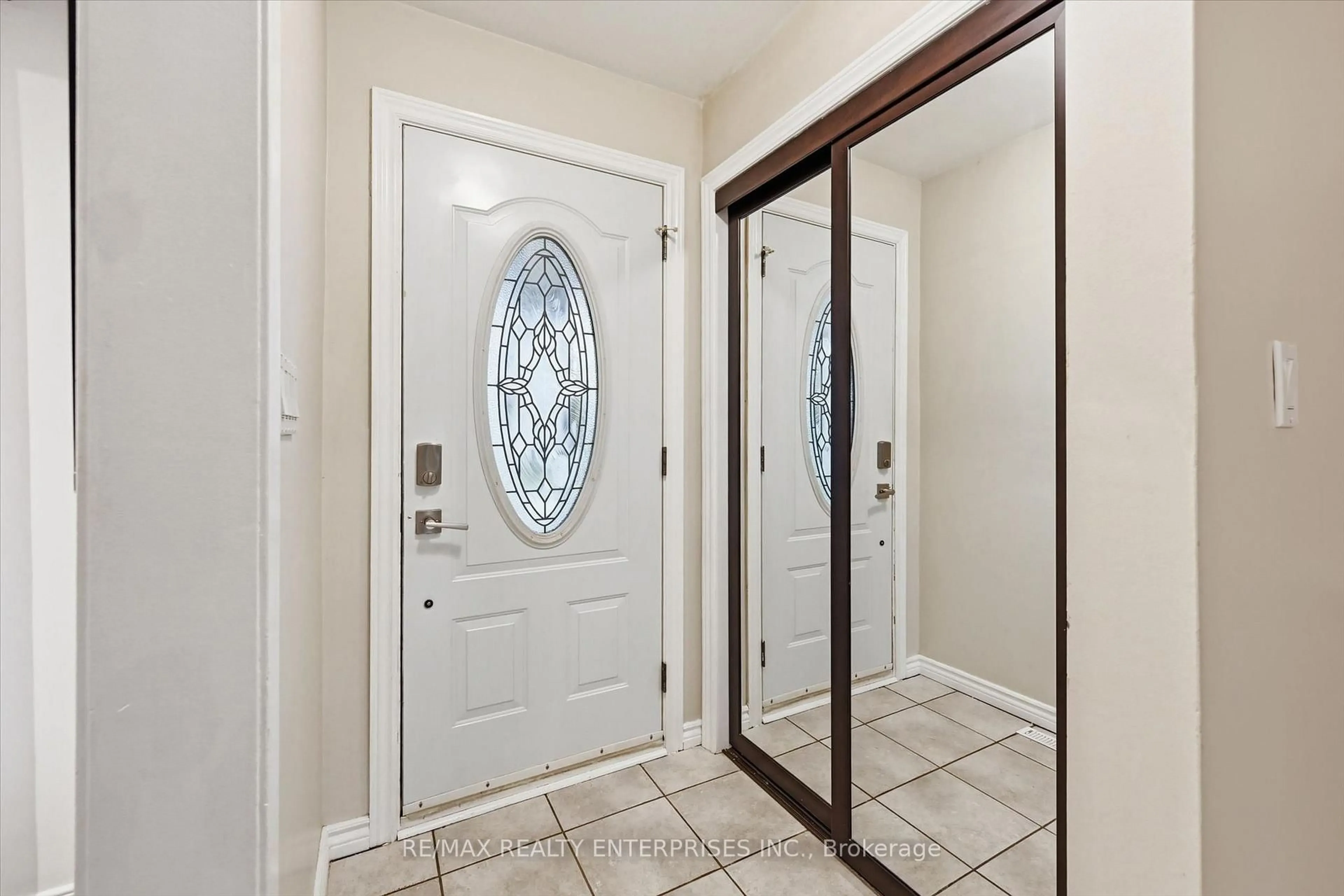 Indoor entryway for 5187 Carousel Crt, Burlington Ontario L7L 3W7