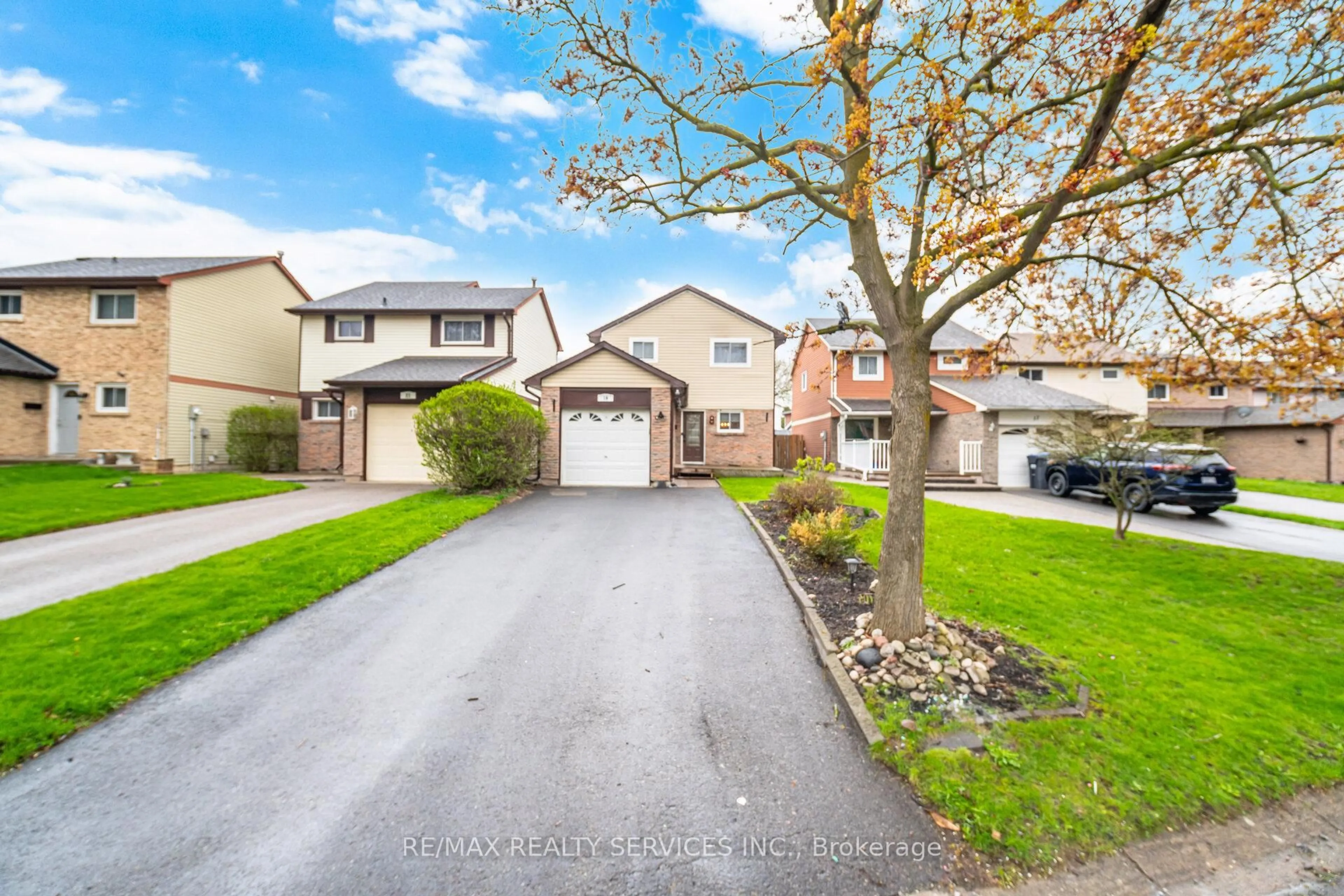 A pic from outside/outdoor area/front of a property/back of a property/a pic from drone, street for 19 Dalzell Ave, Brampton Ontario L6Z 1H1
