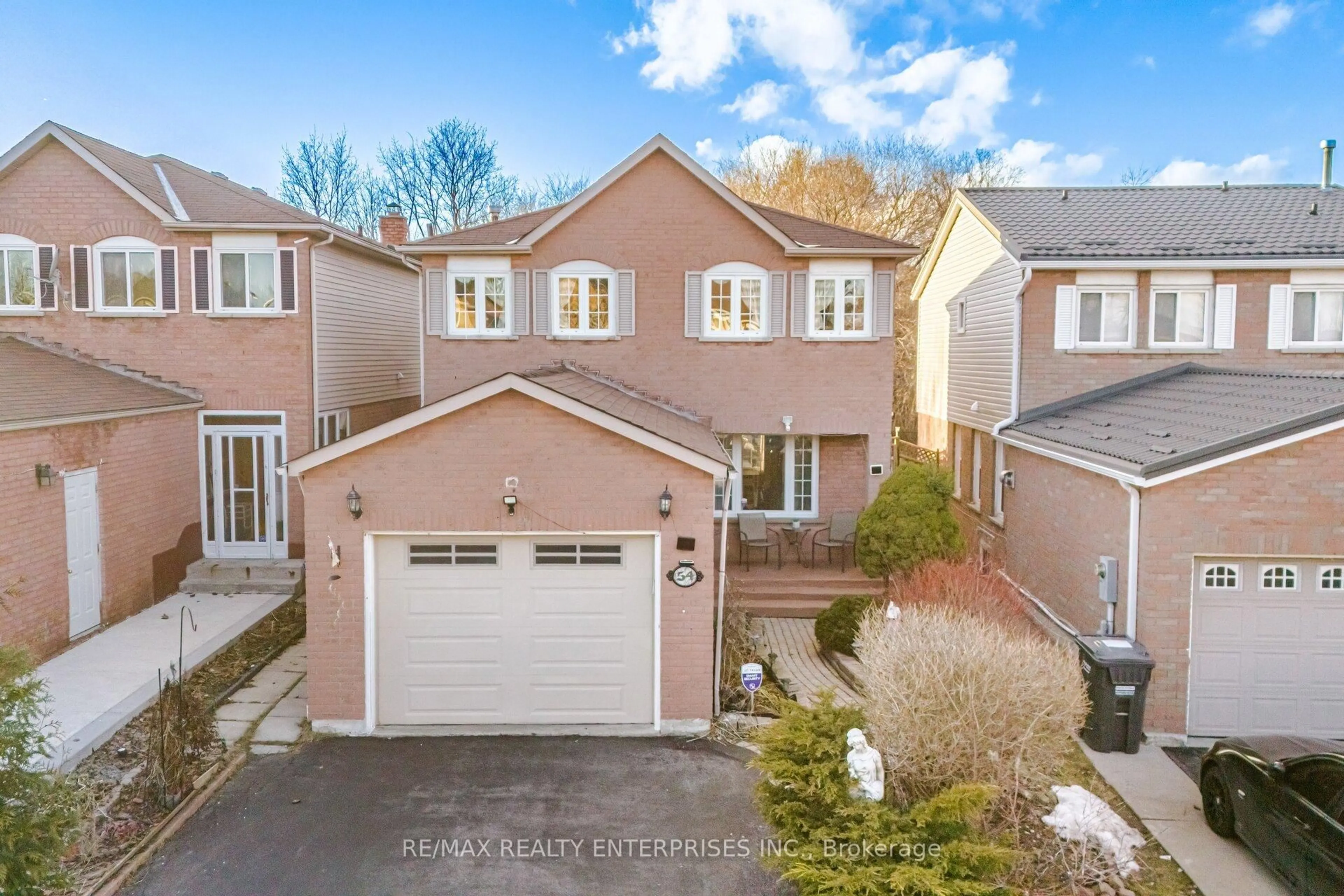 A pic from outside/outdoor area/front of a property/back of a property/a pic from drone, street for 54 Niagara Pl, Brampton Ontario L6S 4Y8