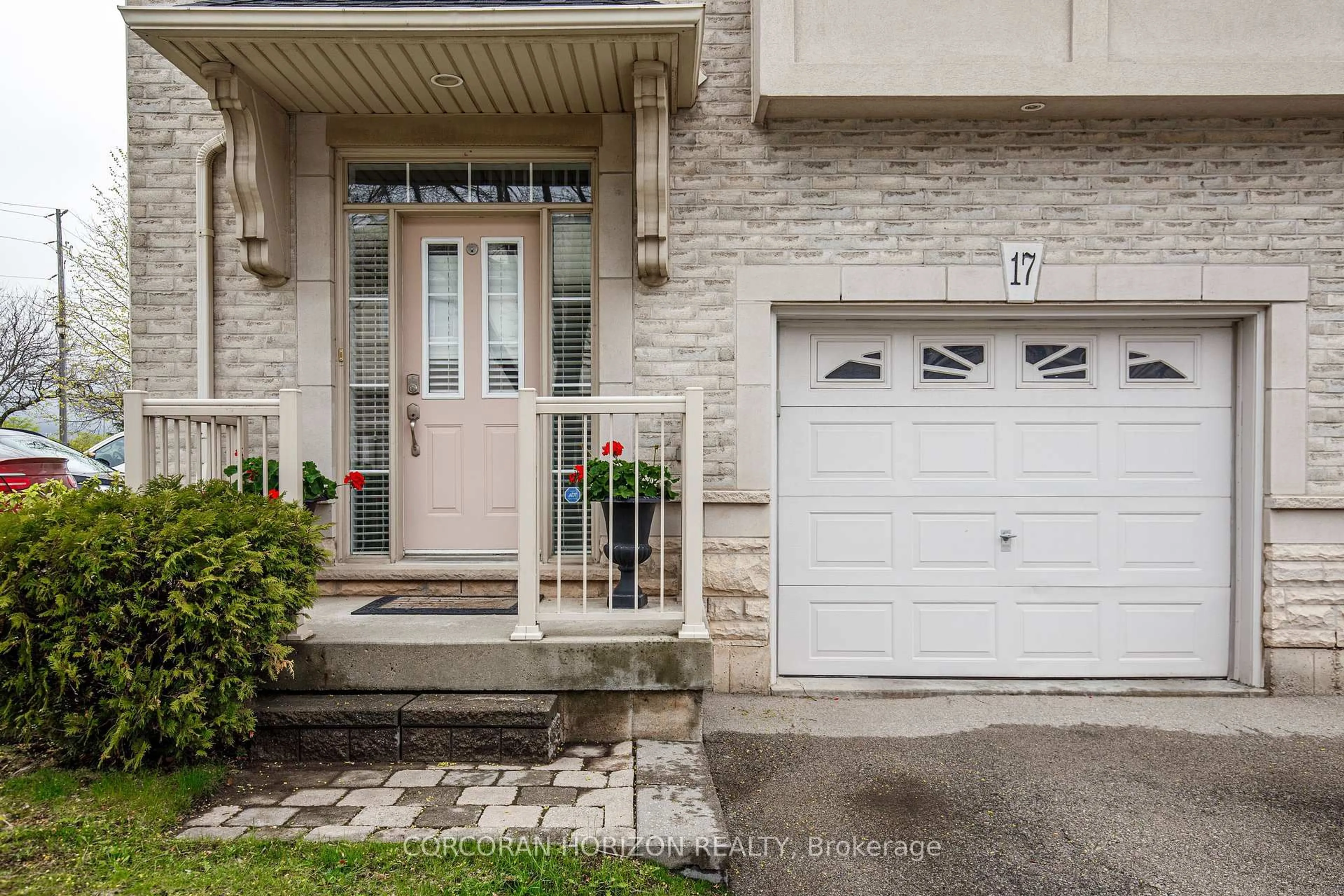 Indoor entryway for 5080 Fairview St #17, Burlington Ontario L7L 7E9