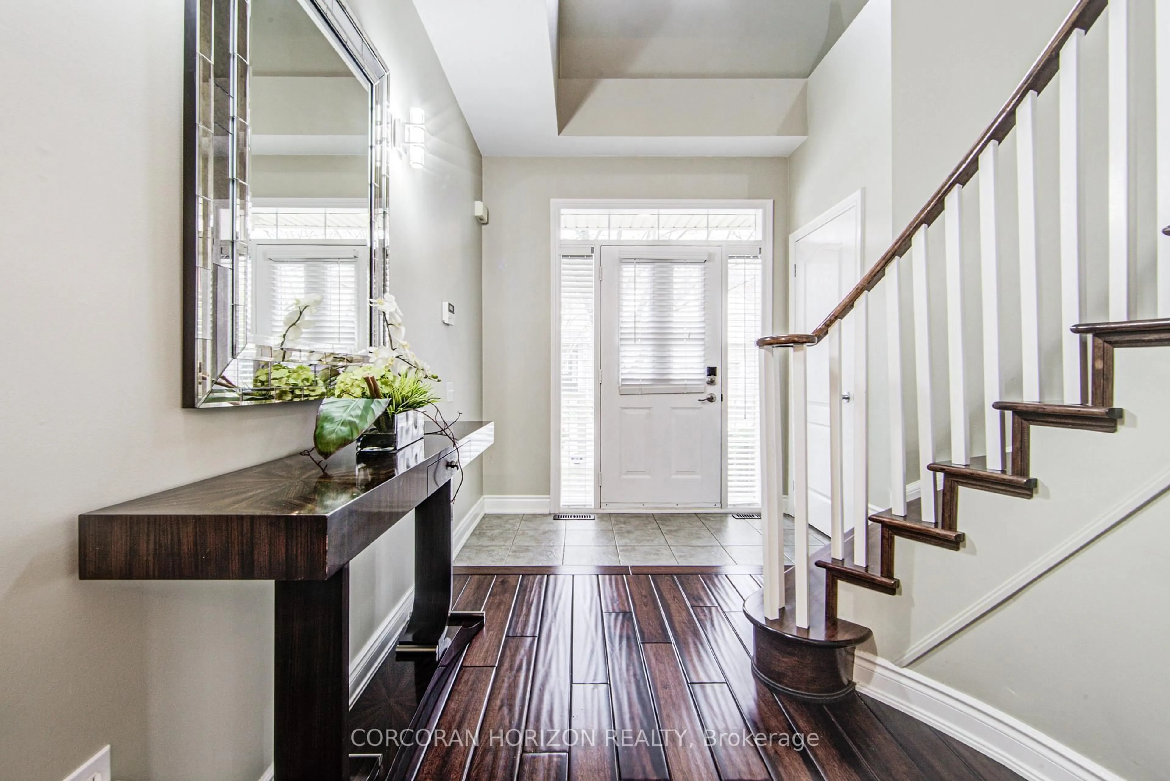 Indoor entryway for 5080 Fairview St #17, Burlington Ontario L7L 7E9
