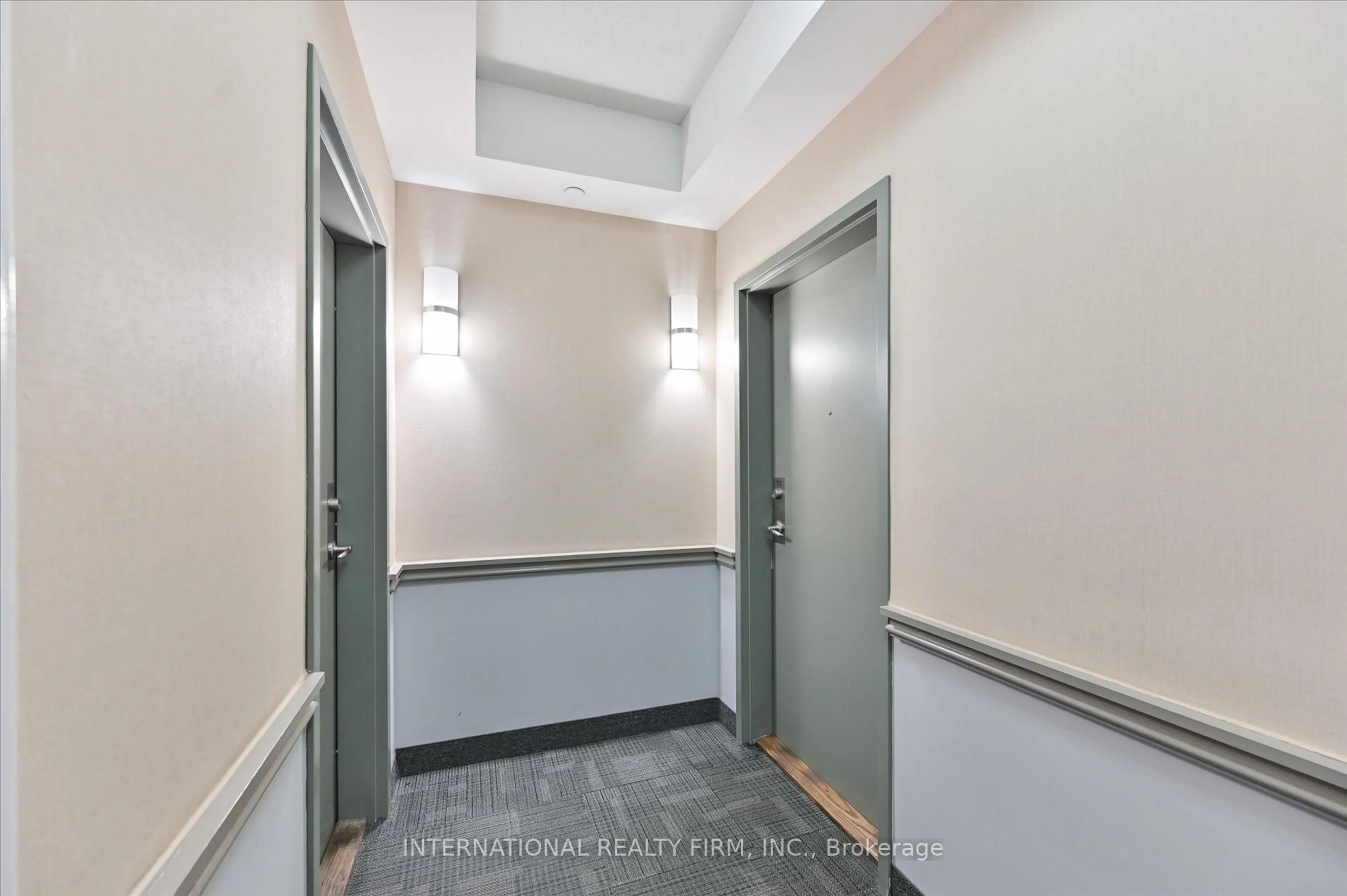 Indoor foyer for 3075 Thomas St #111, Mississauga Ontario L5M 0M4