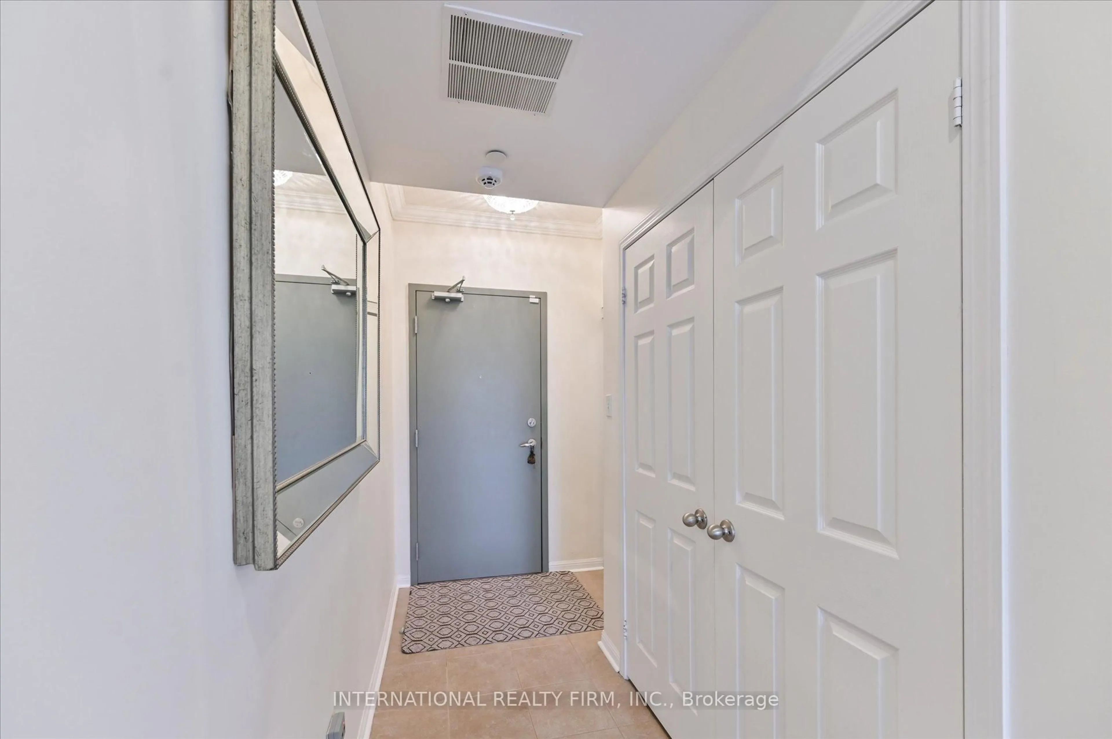 Indoor entryway for 3075 Thomas St #111, Mississauga Ontario L5M 0M4