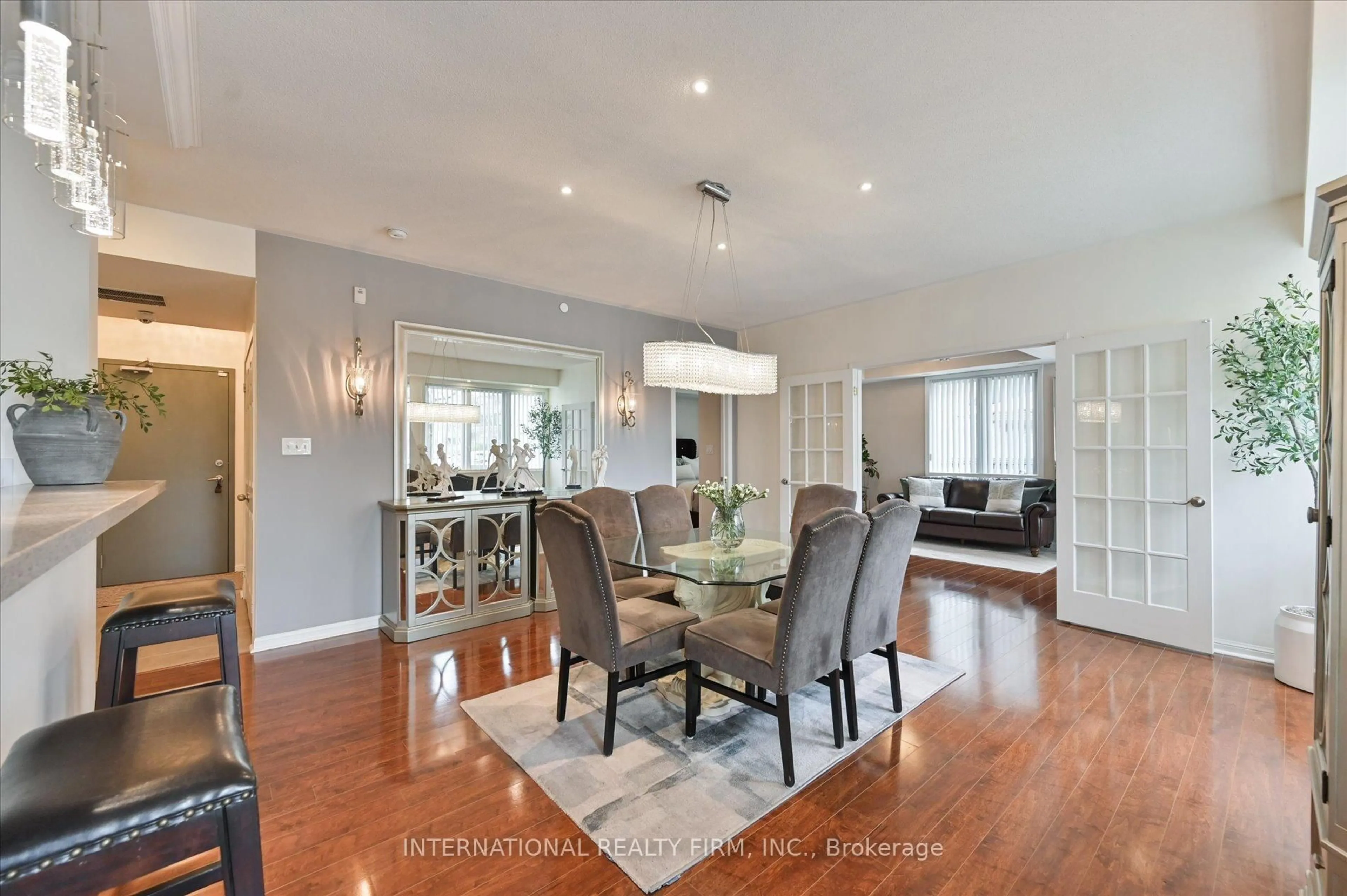 Dining room, wood/laminate floor for 3075 Thomas St #111, Mississauga Ontario L5M 0M4