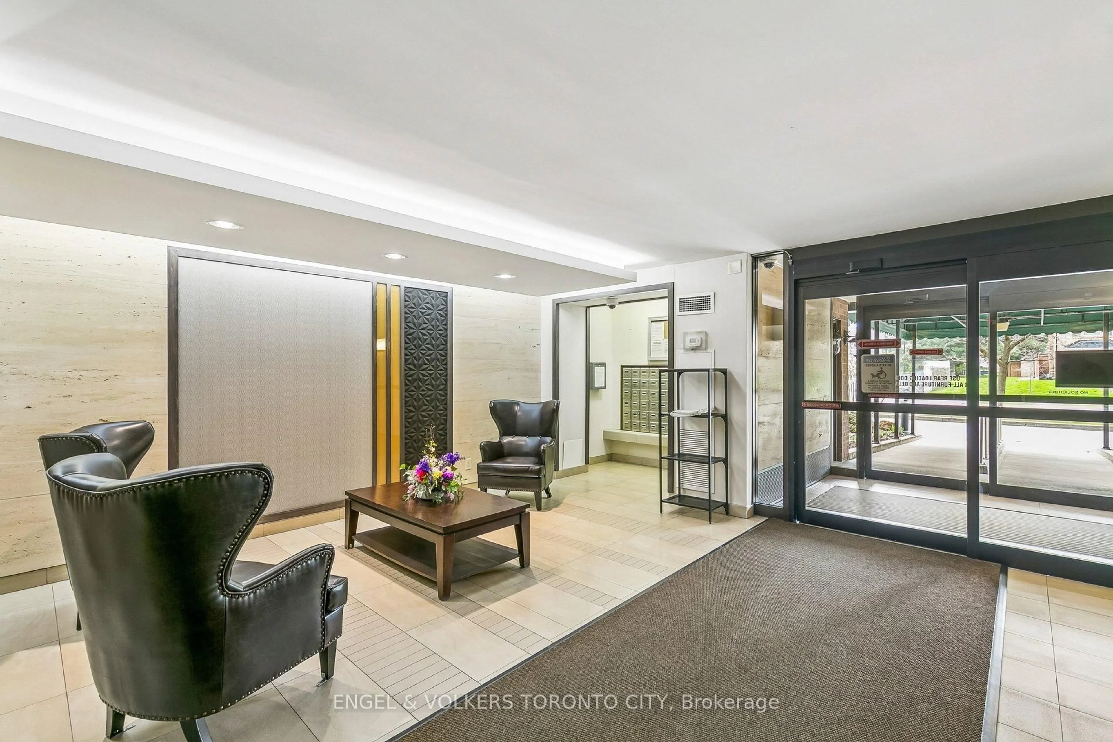 Indoor foyer for 1425 Ghent Ave #501, Burlington Ontario L7S 1X5