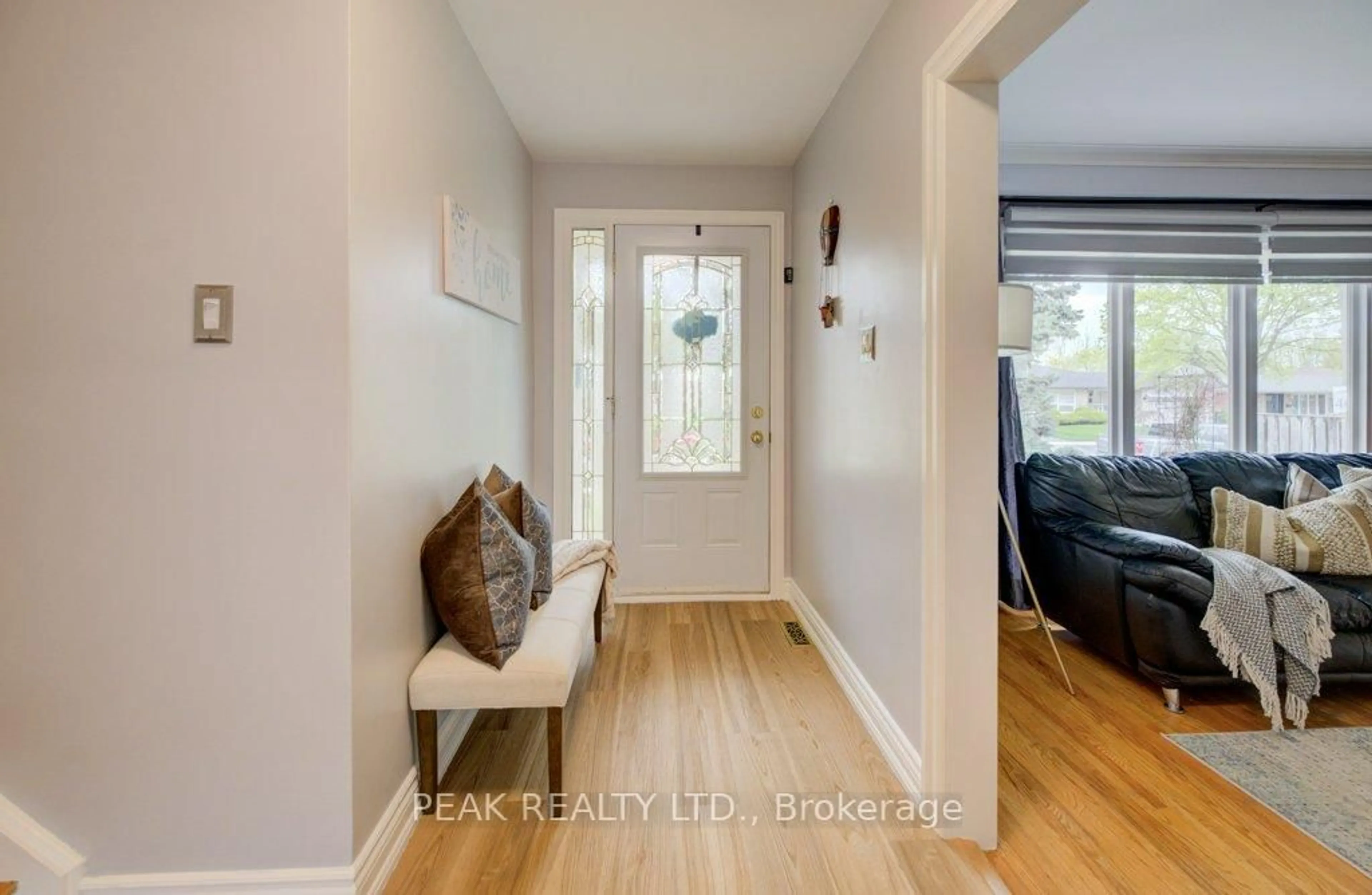 Indoor entryway for 2235 Waycross Cres, Mississauga Ontario L5K 1J5