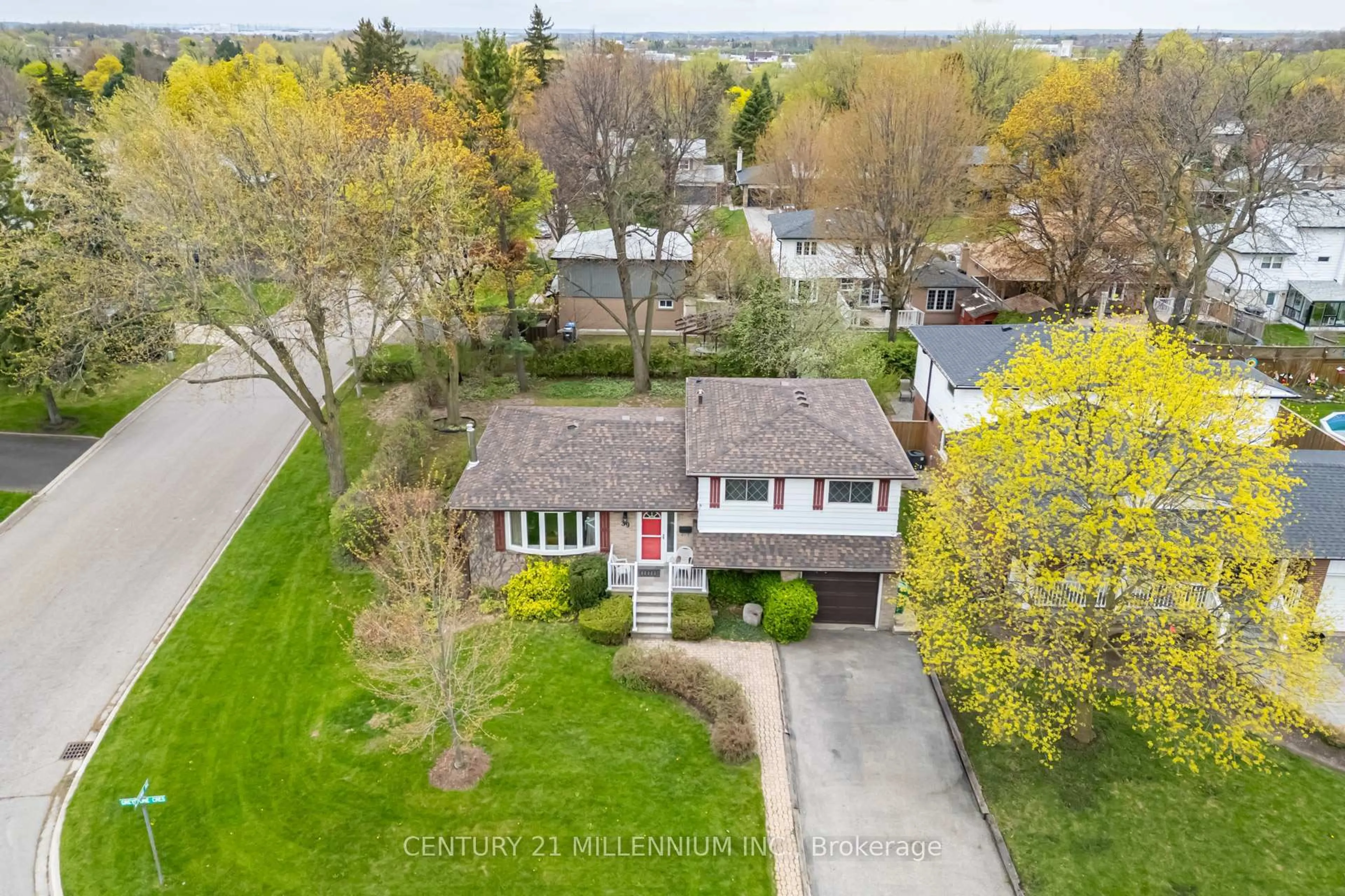 A pic from outside/outdoor area/front of a property/back of a property/a pic from drone, street for 39 Greystone Cres, Brampton Ontario L6Y 2B2