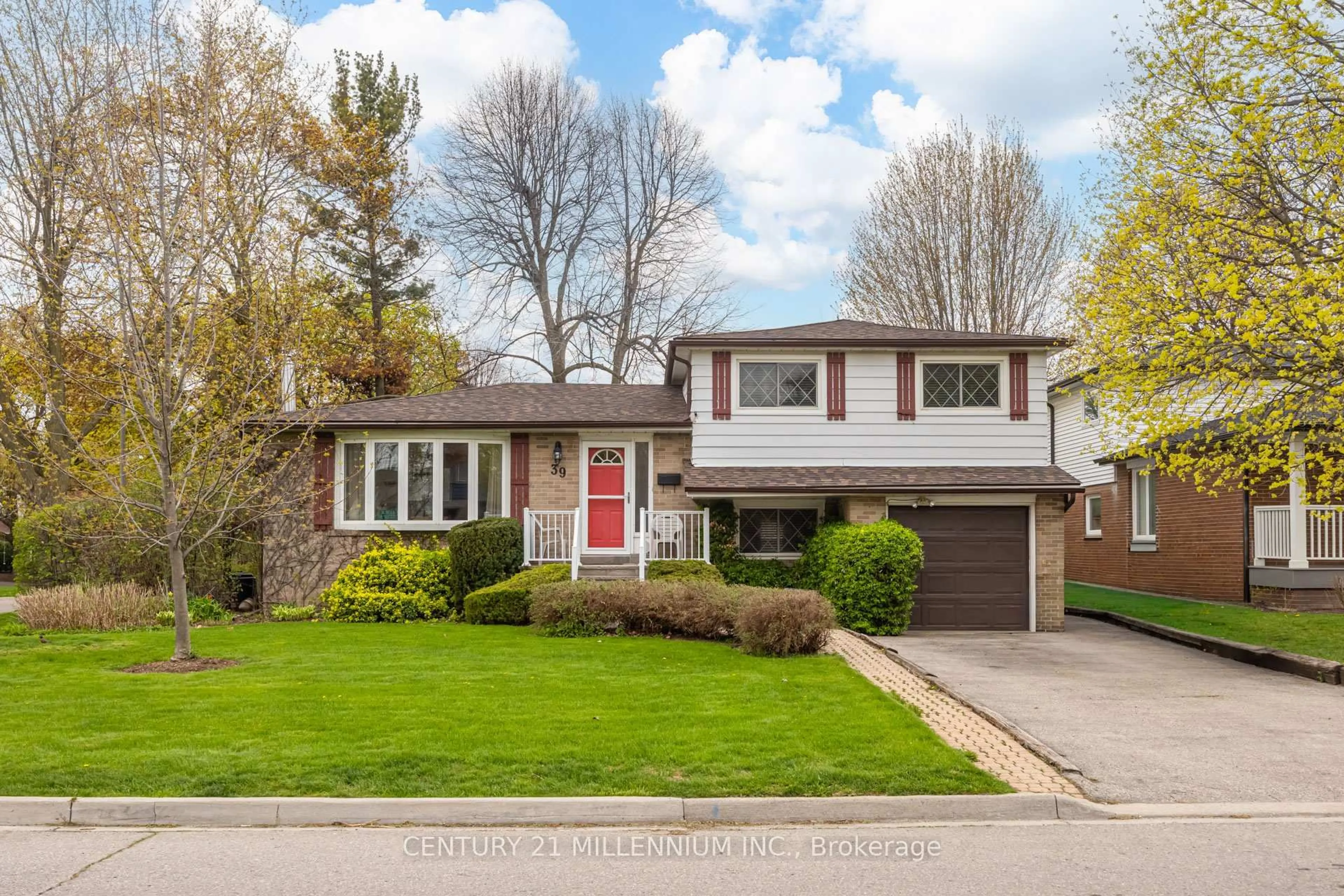 Home with vinyl exterior material, street for 39 Greystone Cres, Brampton Ontario L6Y 2B2