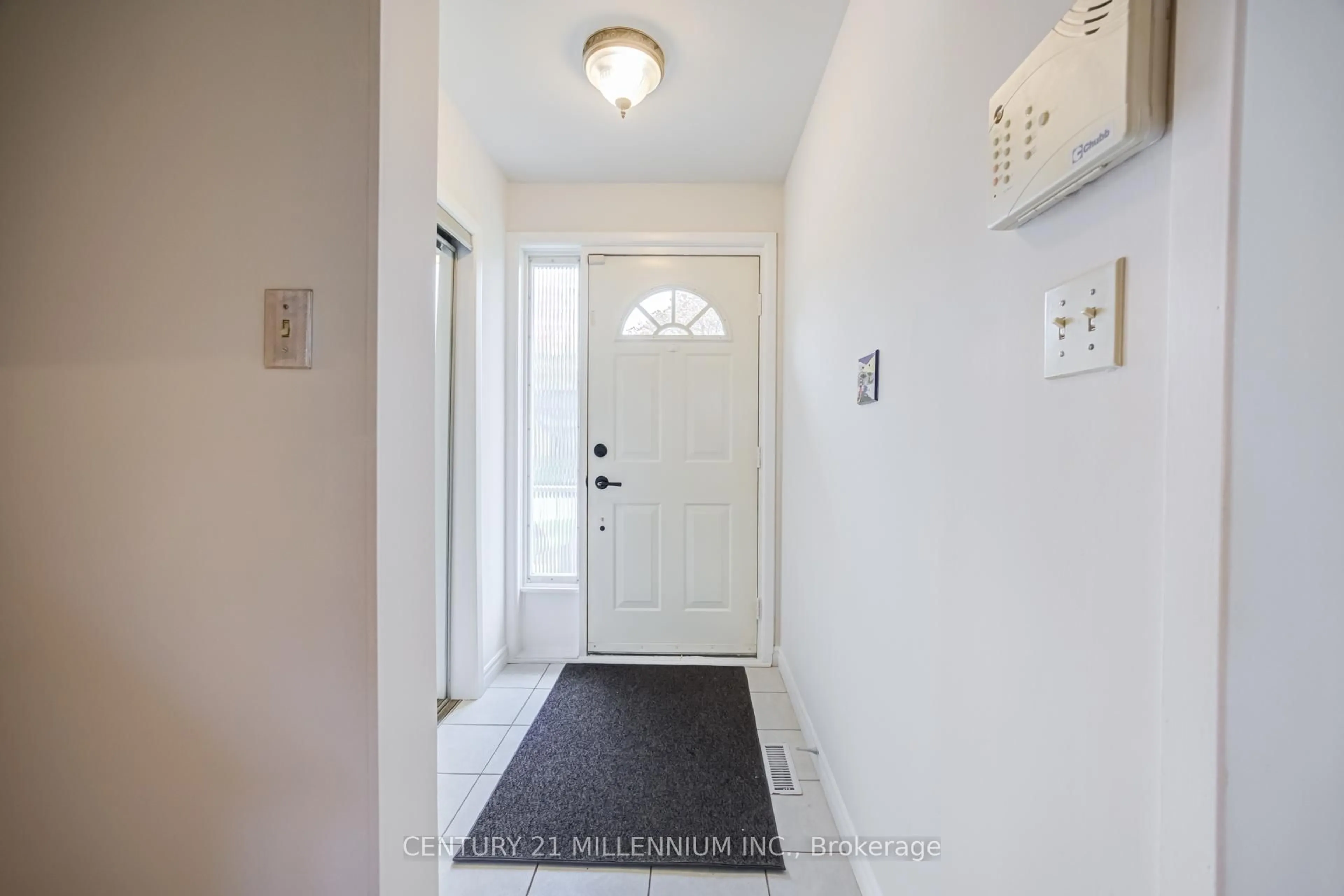 Indoor entryway for 39 Greystone Cres, Brampton Ontario L6Y 2B2