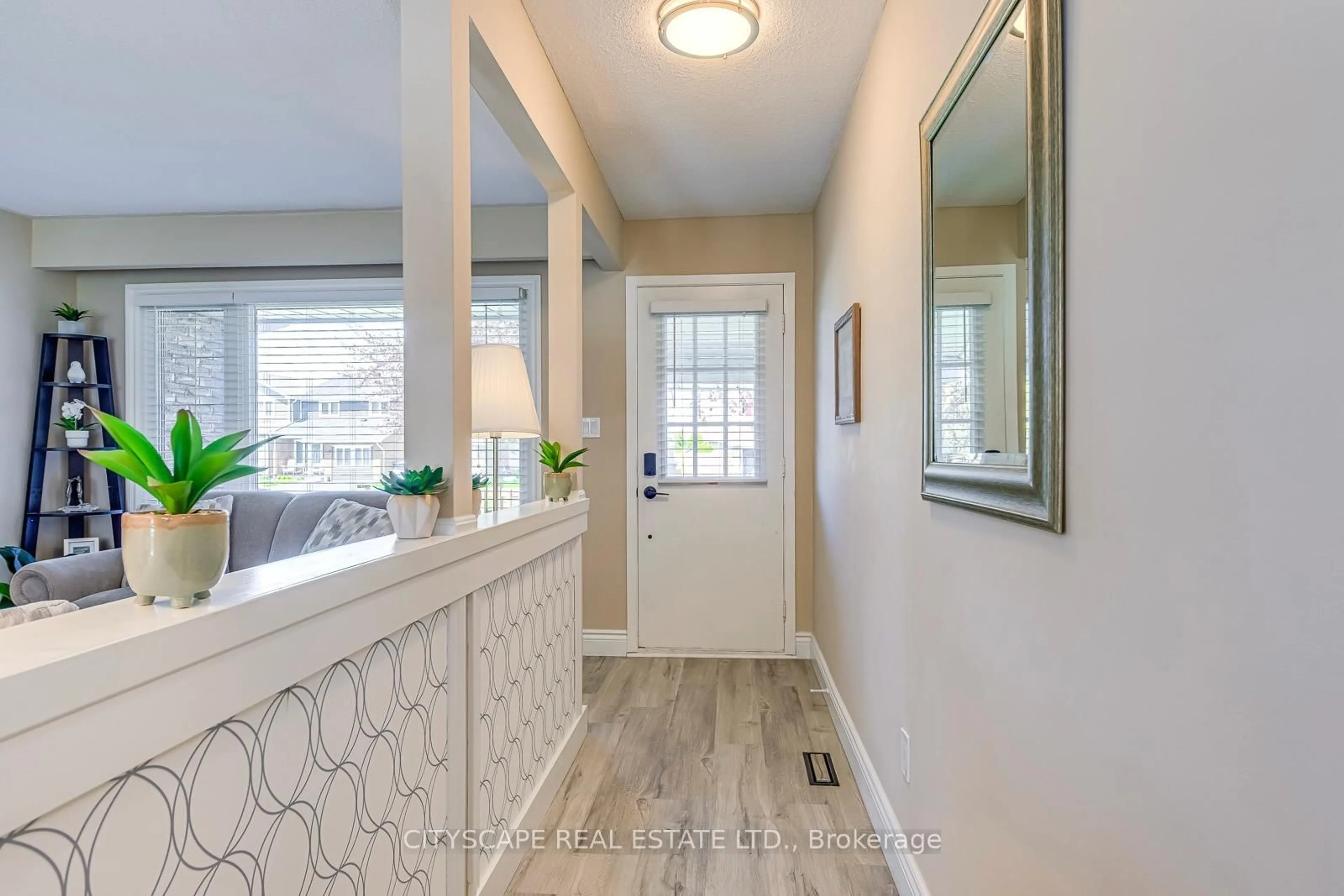 Indoor entryway for 3272 Kings Masting Cres, Mississauga Ontario L5L 1G6