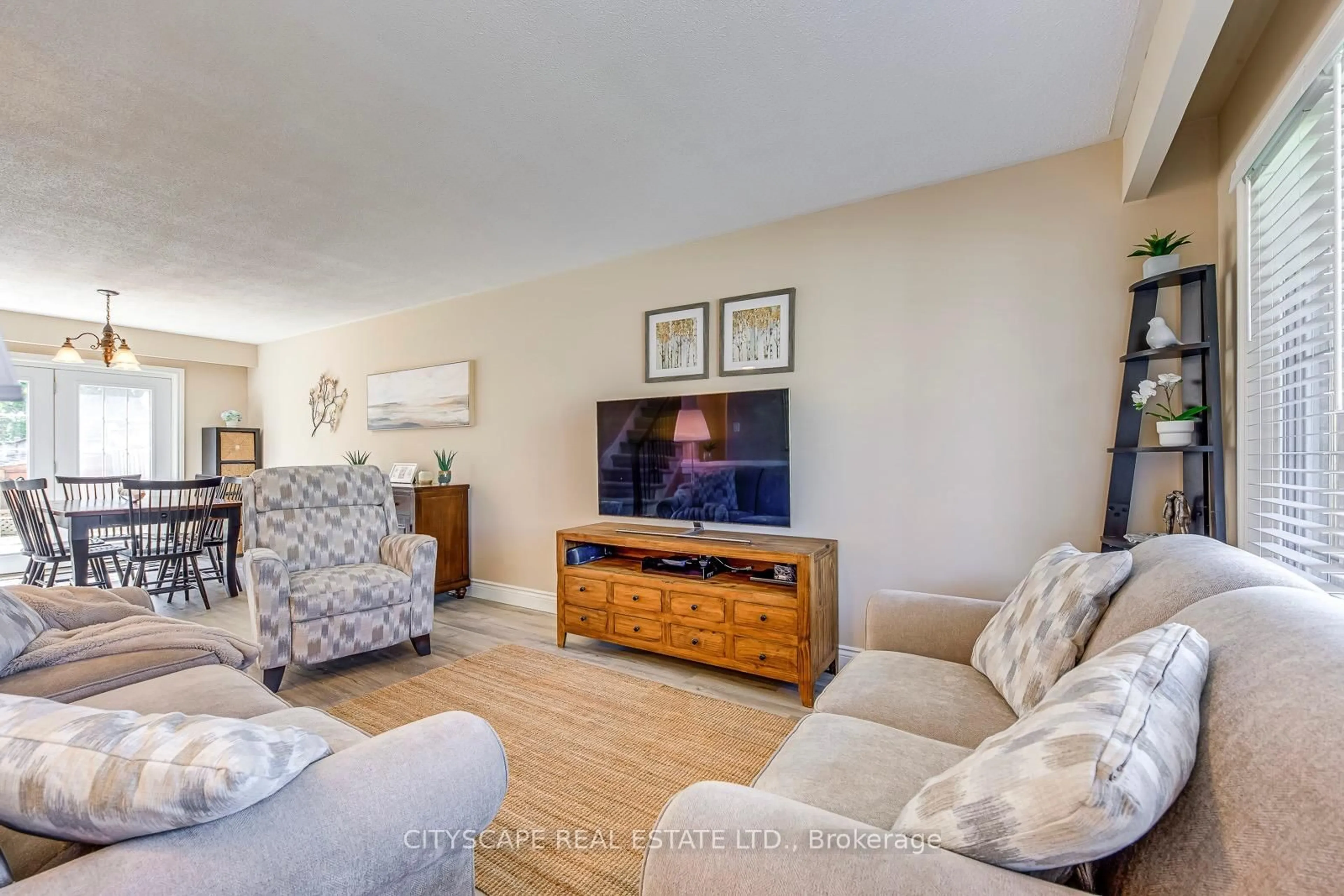 Living room with furniture, unknown for 3272 Kings Masting Cres, Mississauga Ontario L5L 1G6