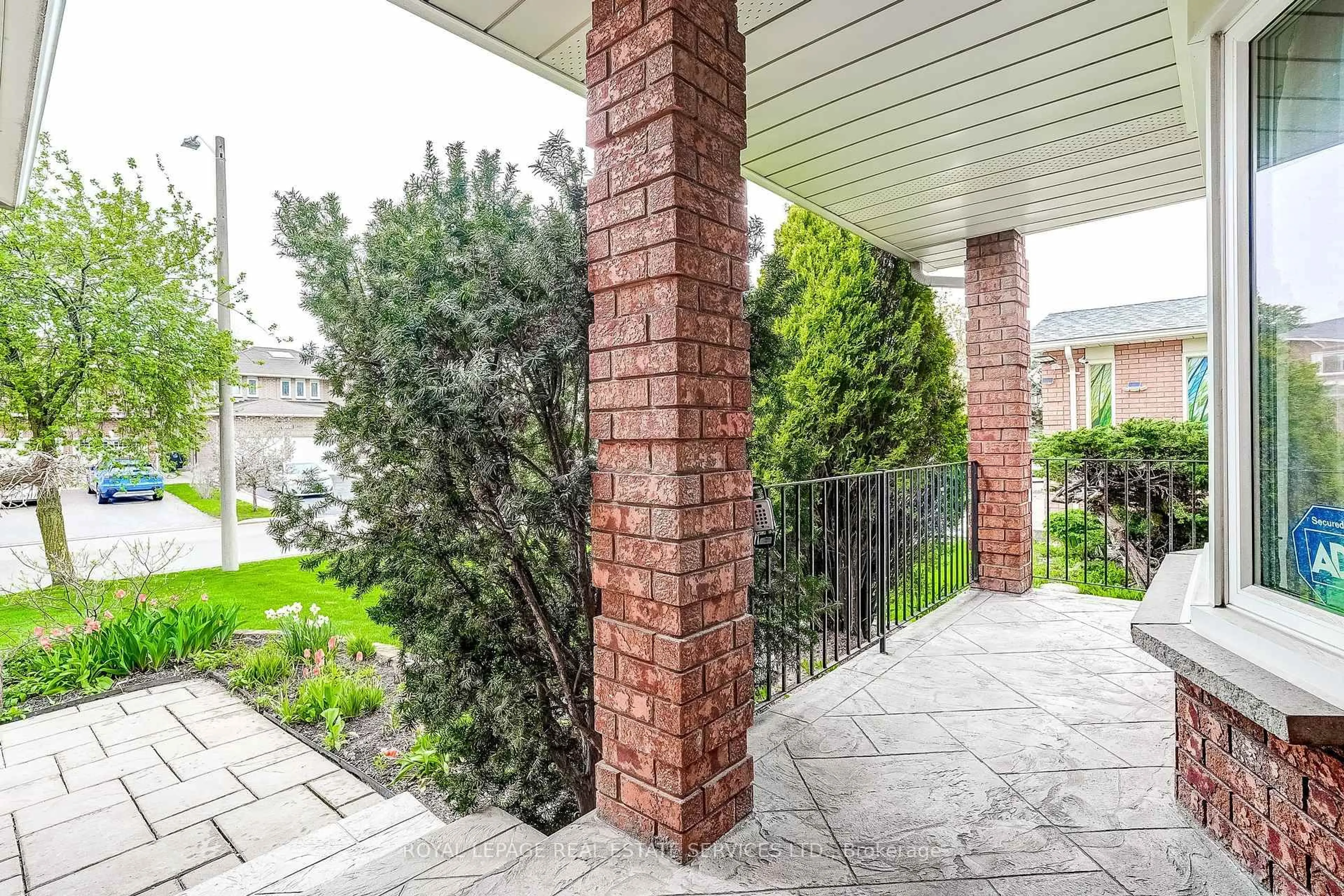 Patio, street for 4217 Schneider Crt, Mississauga Ontario L5B 3N8