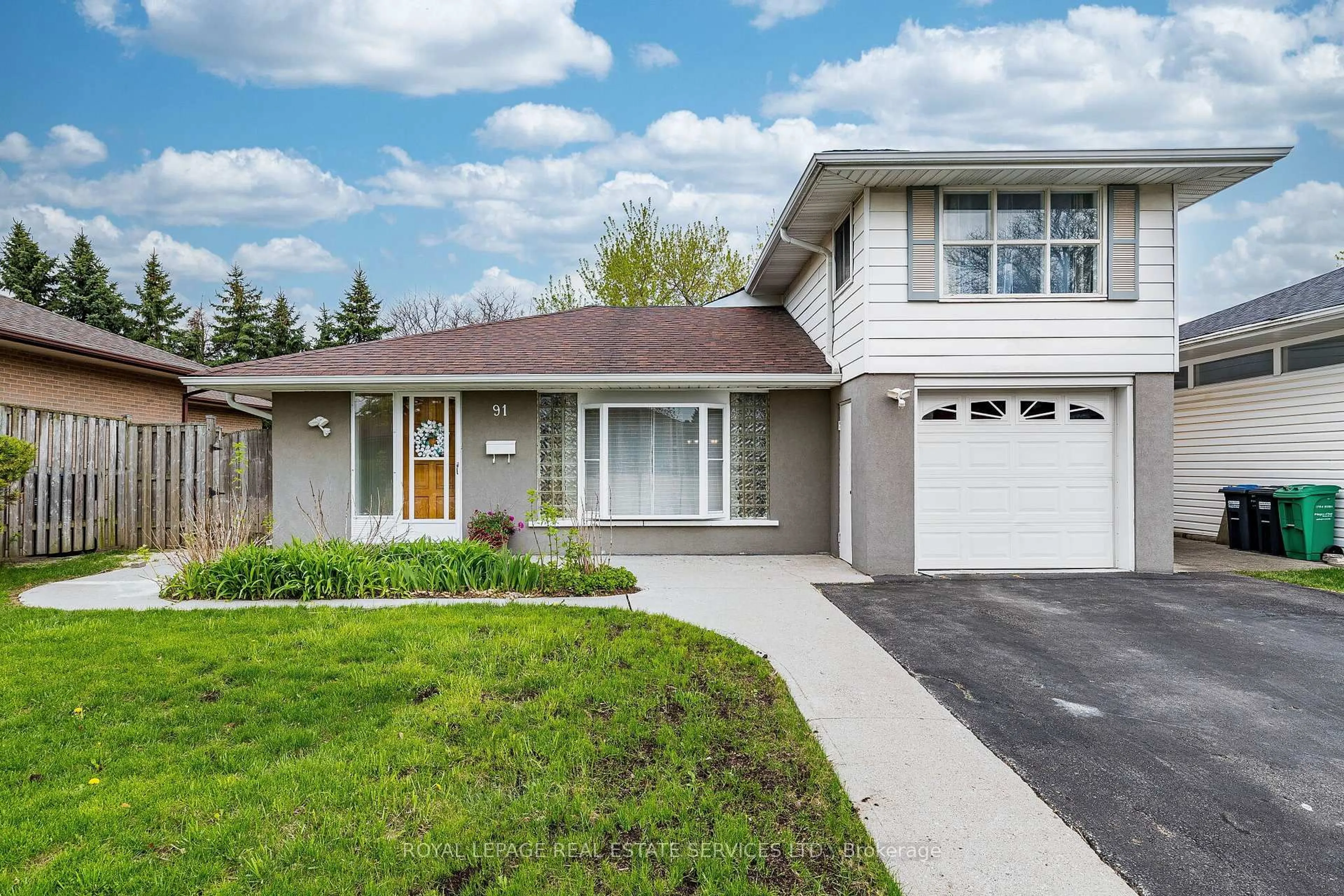 Home with vinyl exterior material, street for 91 Centre St, Brampton Ontario L6W 2X9