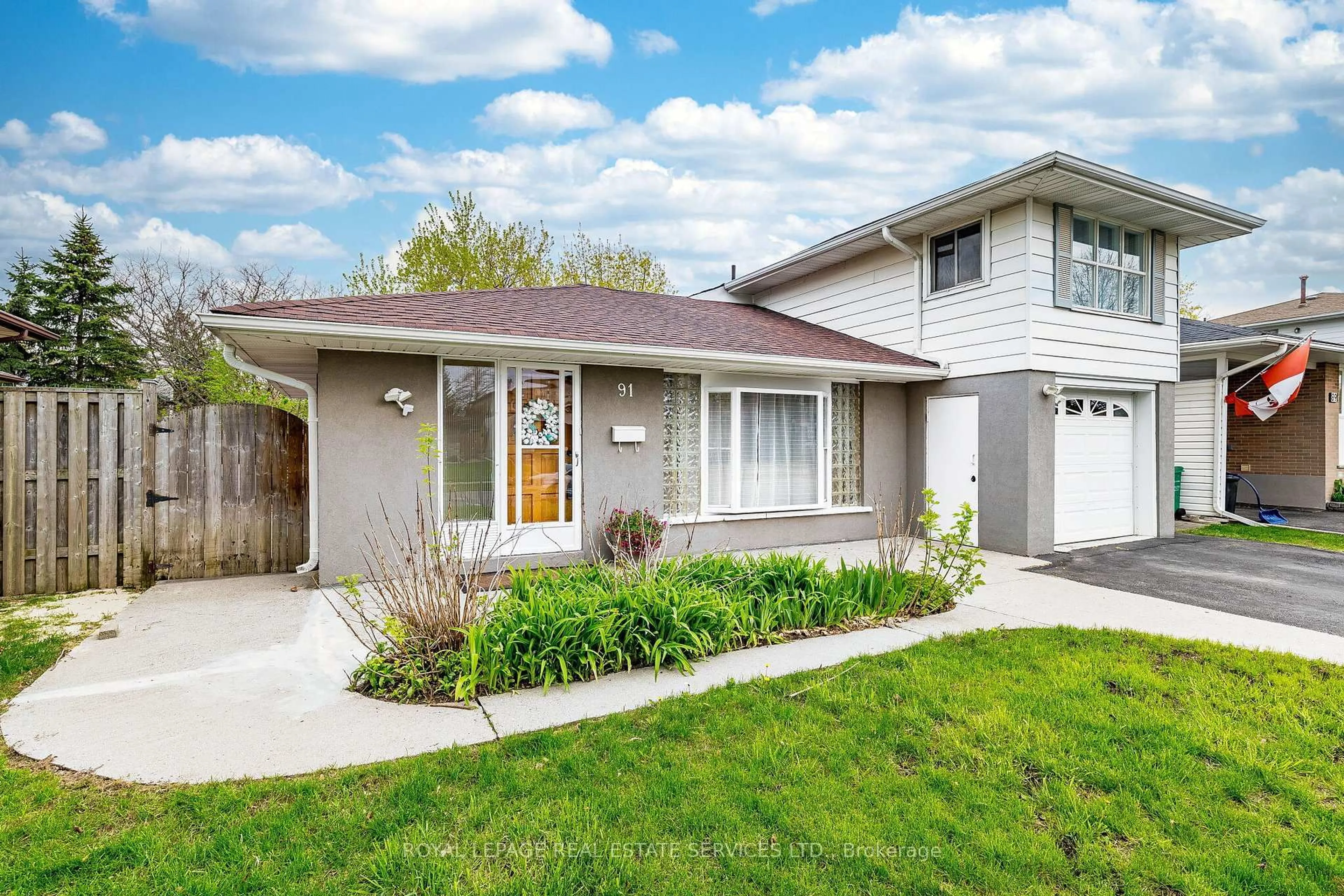 Home with vinyl exterior material, street for 91 Centre St, Brampton Ontario L6W 2X9