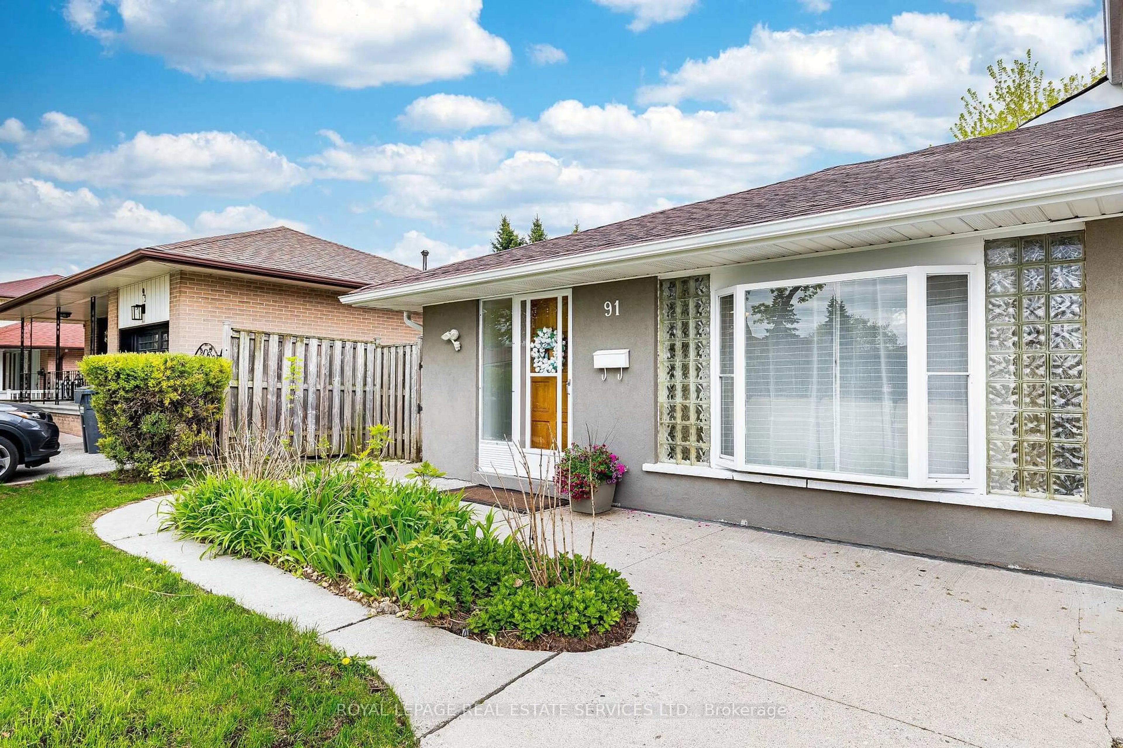 Home with vinyl exterior material, street for 91 Centre St, Brampton Ontario L6W 2X9