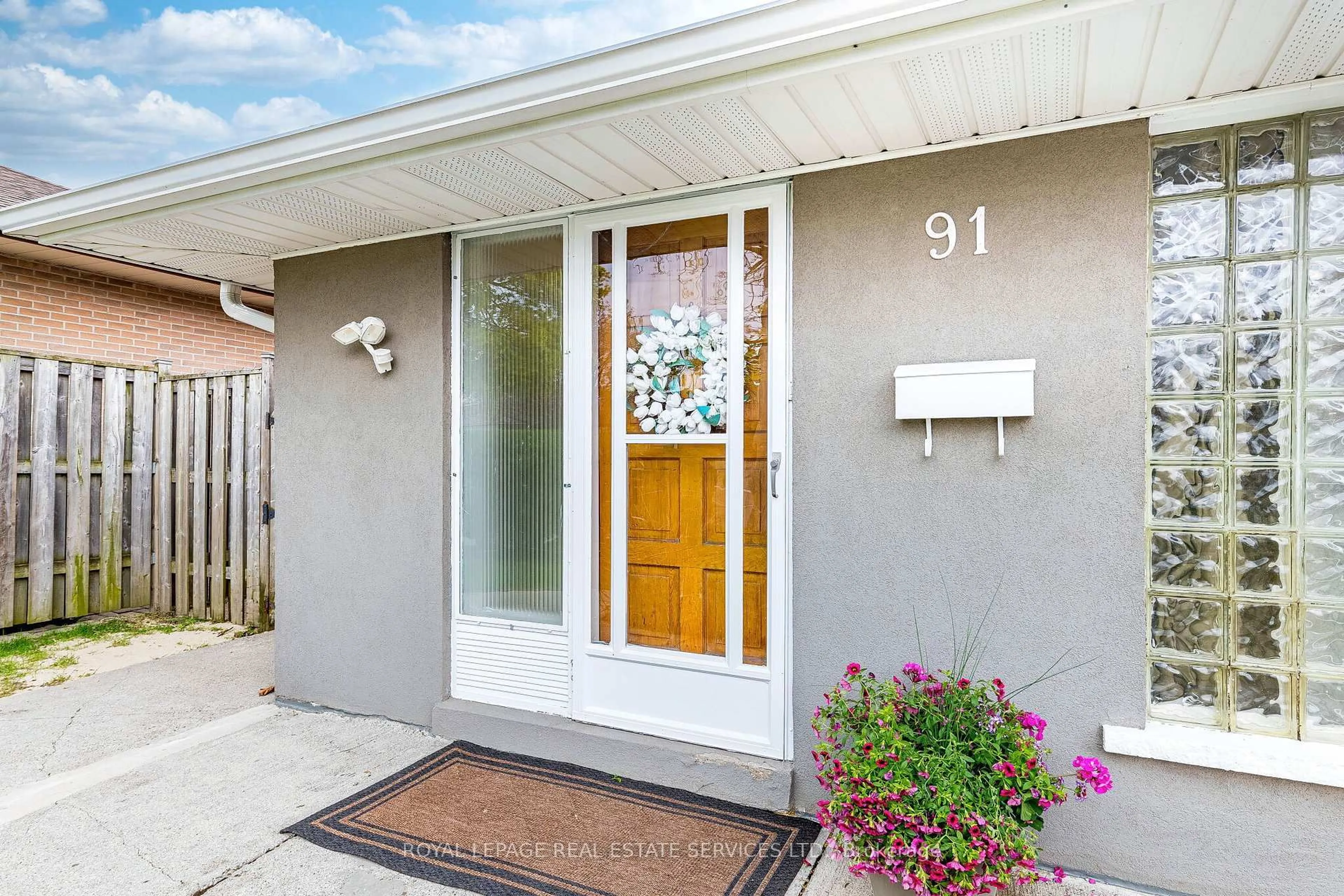 Indoor entryway for 91 Centre St, Brampton Ontario L6W 2X9