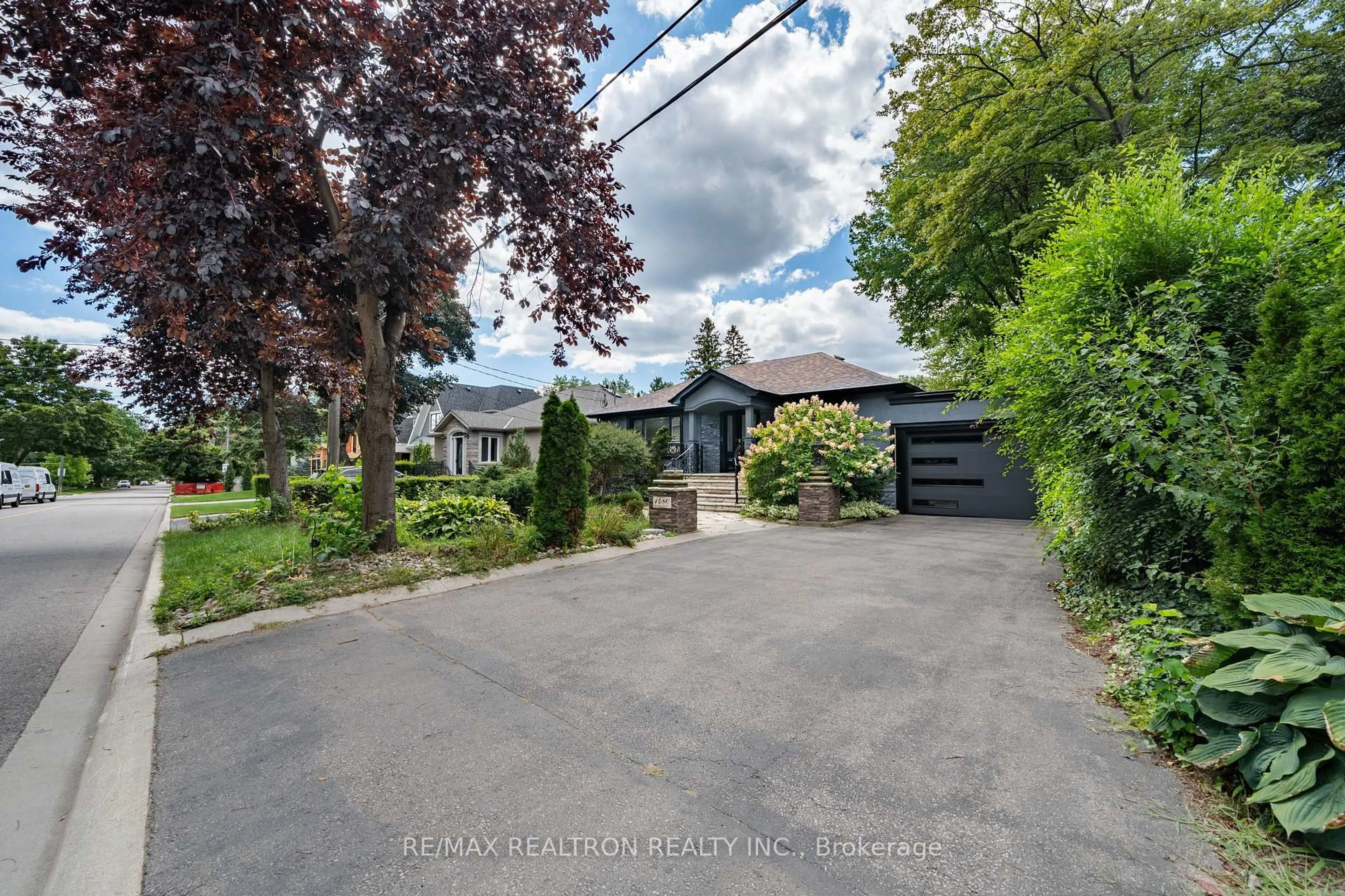 A pic from outside/outdoor area/front of a property/back of a property/a pic from drone, street for 1480 Kenmuir Ave, Mississauga Ontario L5G 4B5