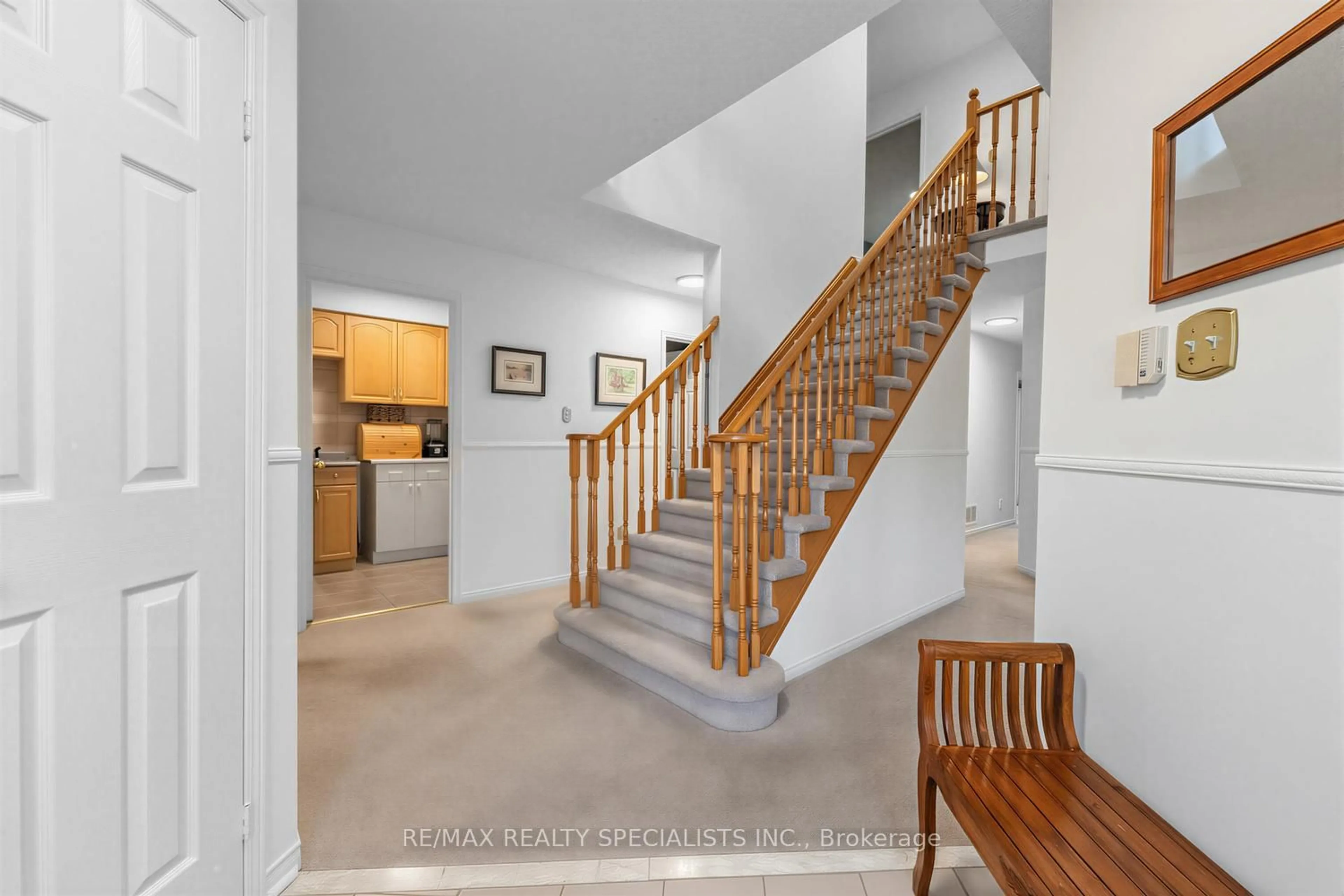 Indoor foyer for 3519 Pintail Circ, Mississauga Ontario L5N 6C8
