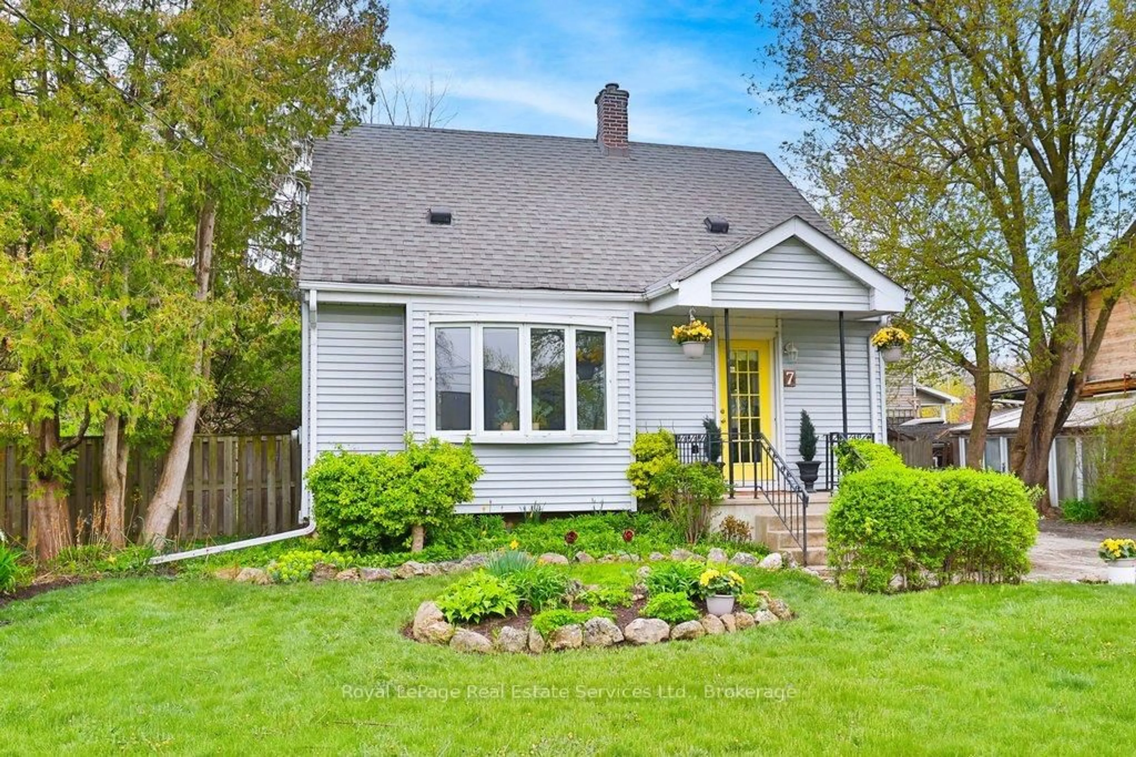 Home with vinyl exterior material, street for 7 Stewart St, Oakville Ontario L6K 1X3