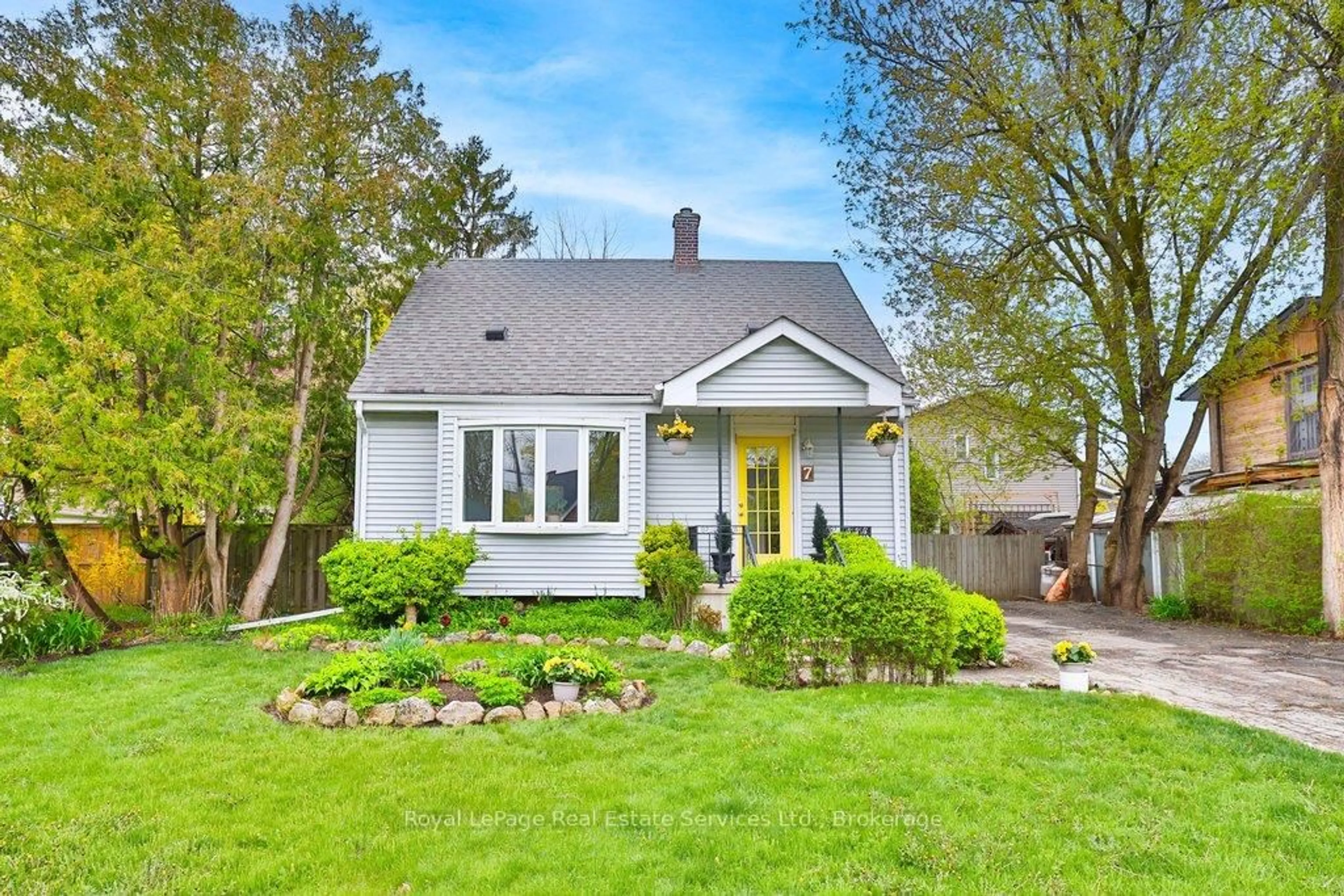 Home with vinyl exterior material, street for 7 Stewart St, Oakville Ontario L6K 1X3