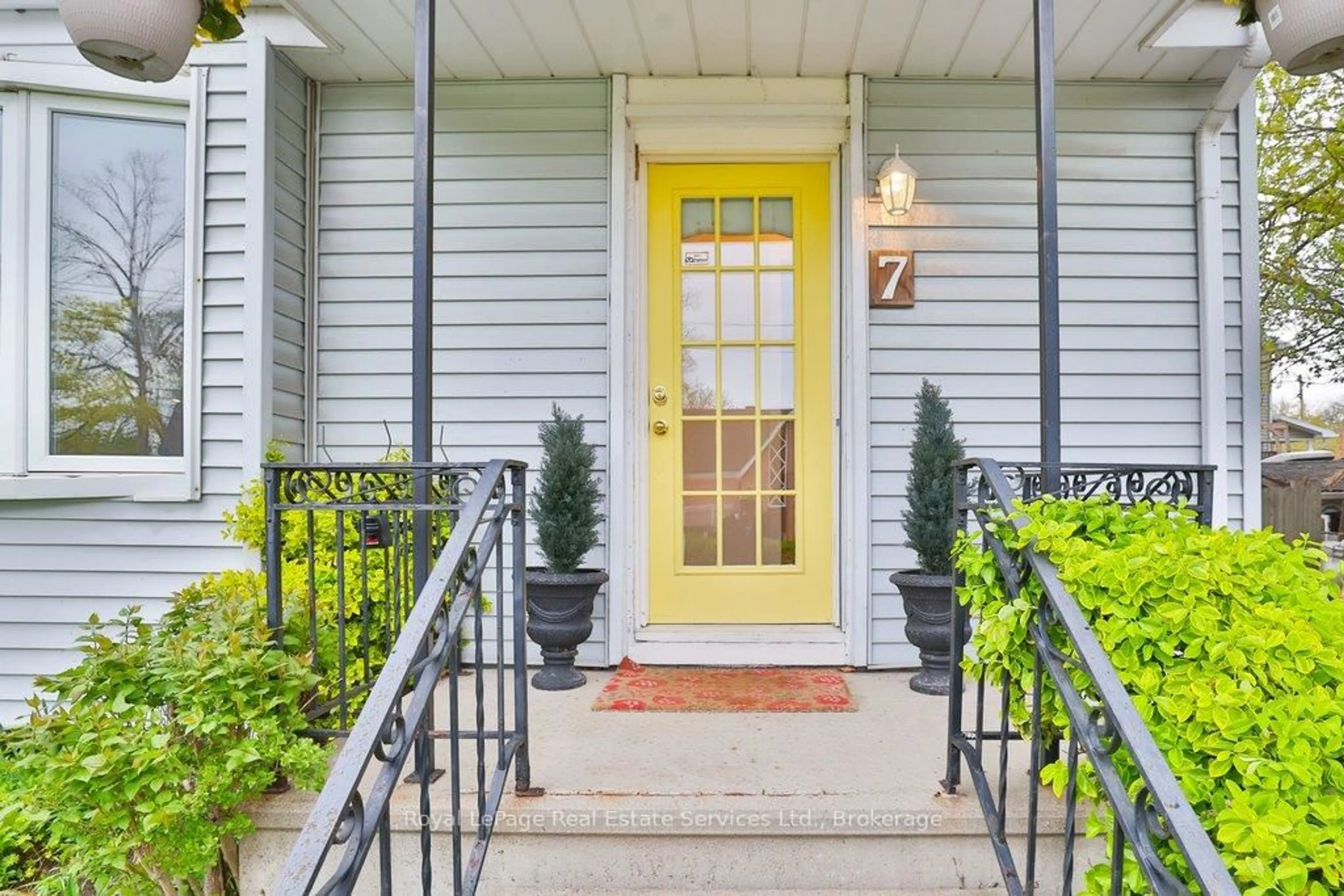 Indoor entryway for 7 Stewart St, Oakville Ontario L6K 1X3