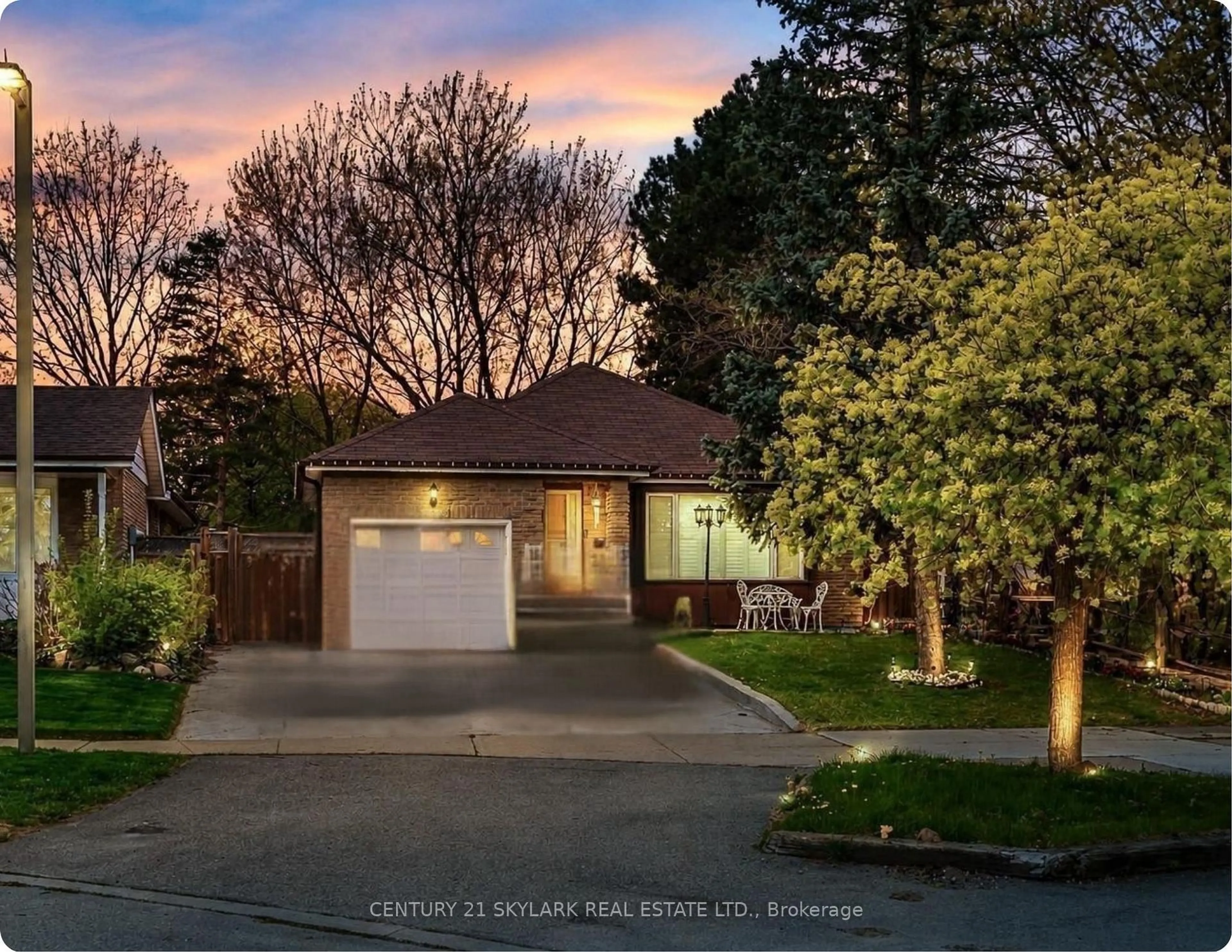 A pic from outside/outdoor area/front of a property/back of a property/a pic from drone, street for 3353 Martins Pine Cres, Mississauga Ontario L5L 1G3