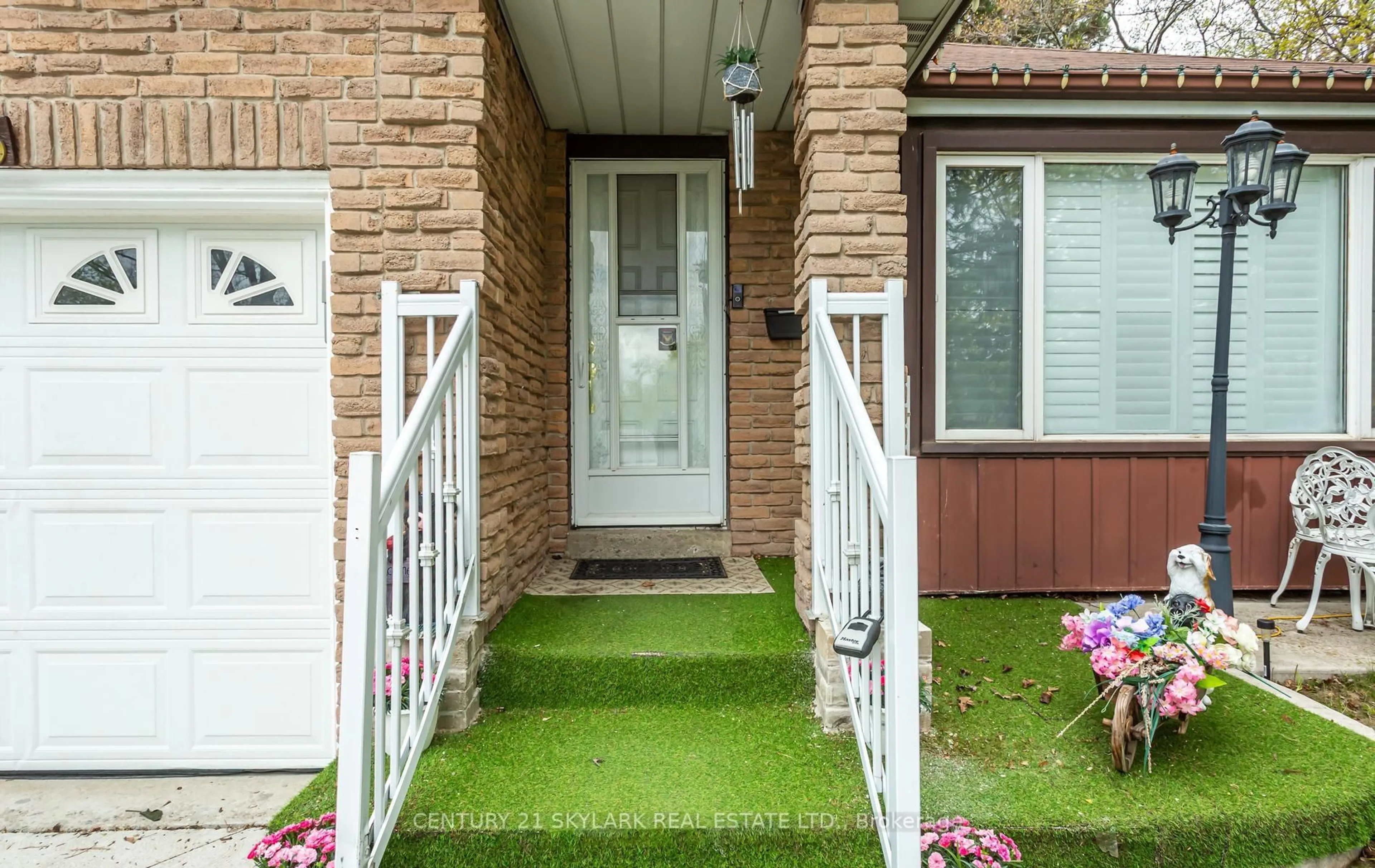 Indoor entryway for 3353 Martins Pine Cres, Mississauga Ontario L5L 1G3