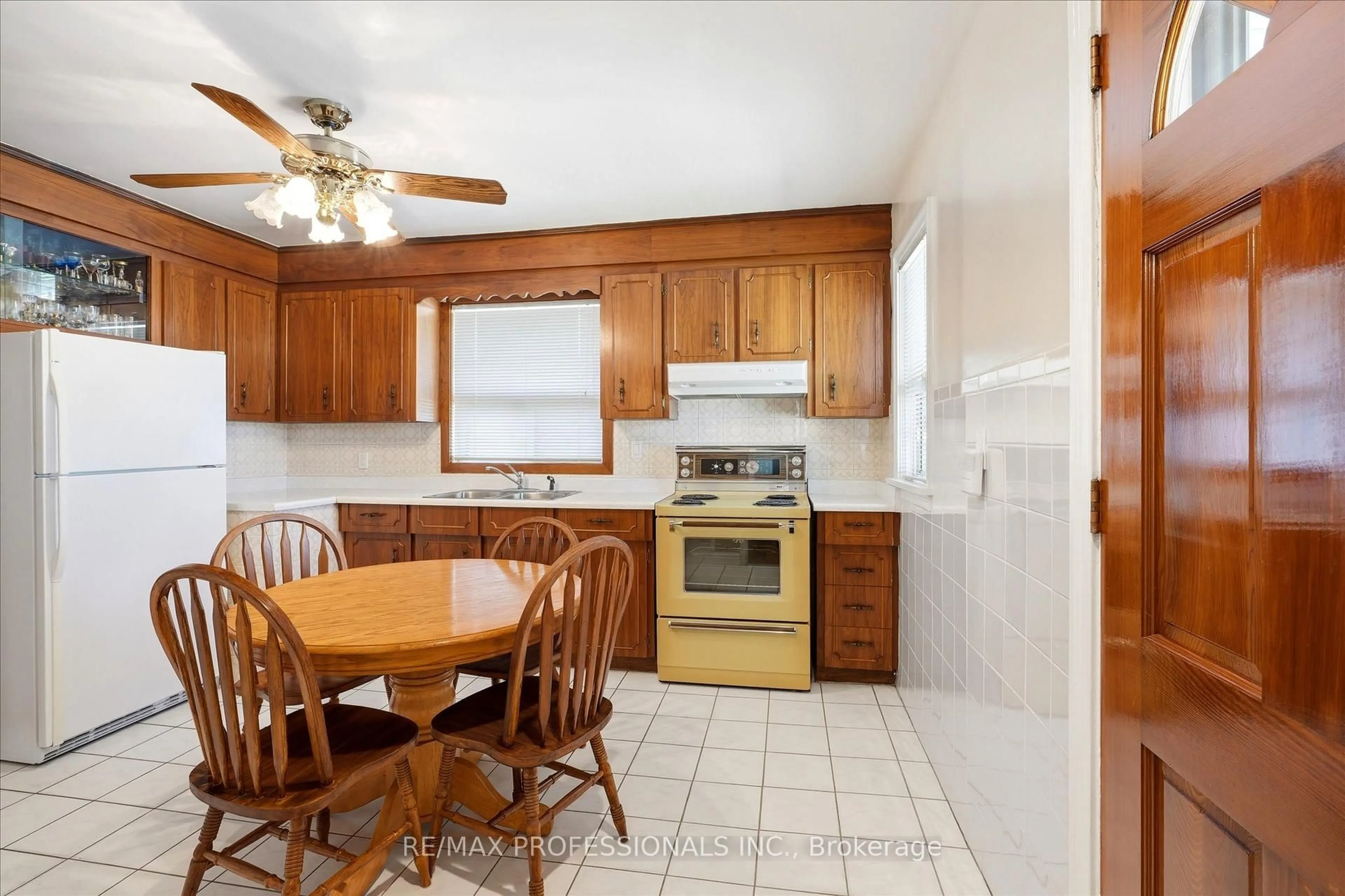 Standard kitchen, ceramic/tile floor for 31 Stanmills Rd, Toronto Ontario M8Z 1Y1