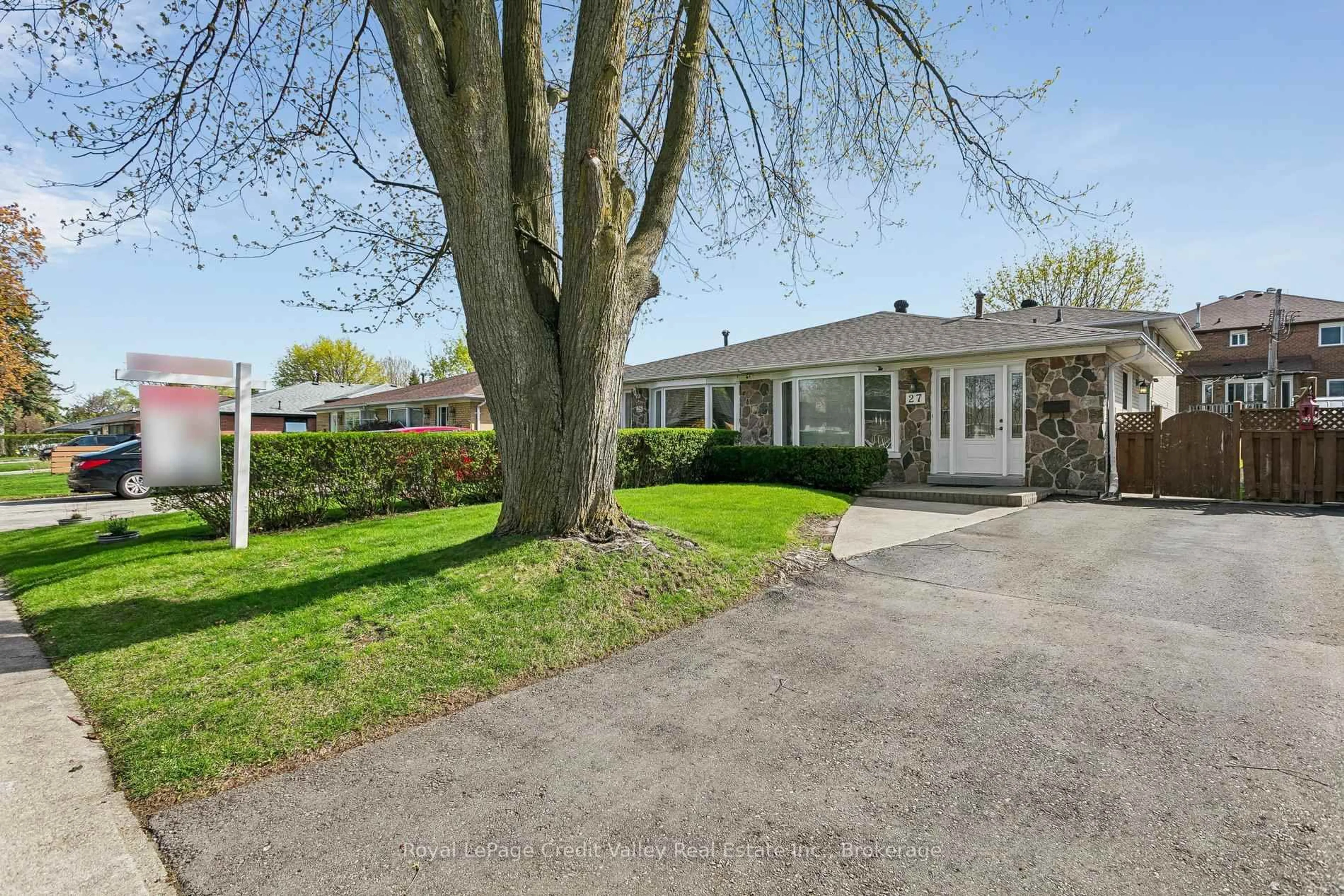A pic from outside/outdoor area/front of a property/back of a property/a pic from drone, street for 27 Grange Dr, Brampton Ontario L6X 2H1