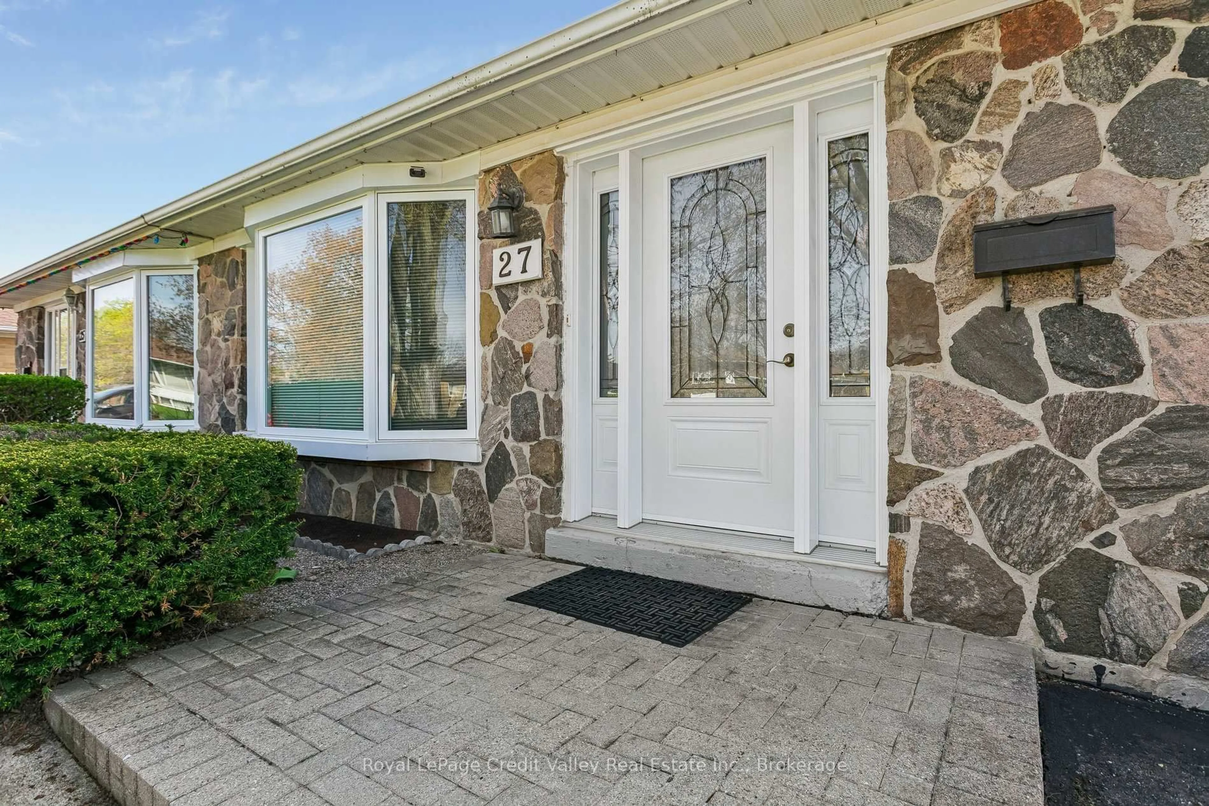 Indoor entryway for 27 Grange Dr, Brampton Ontario L6X 2H1