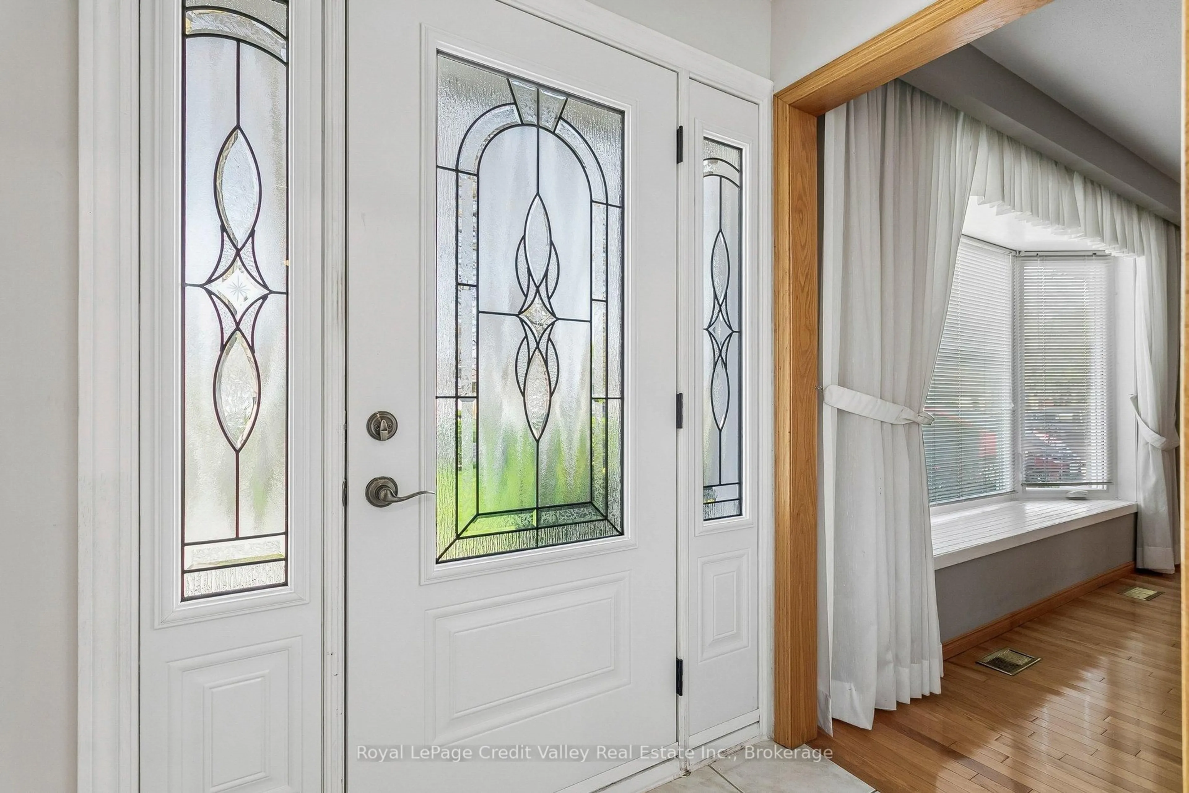 Indoor entryway for 27 Grange Dr, Brampton Ontario L6X 2H1