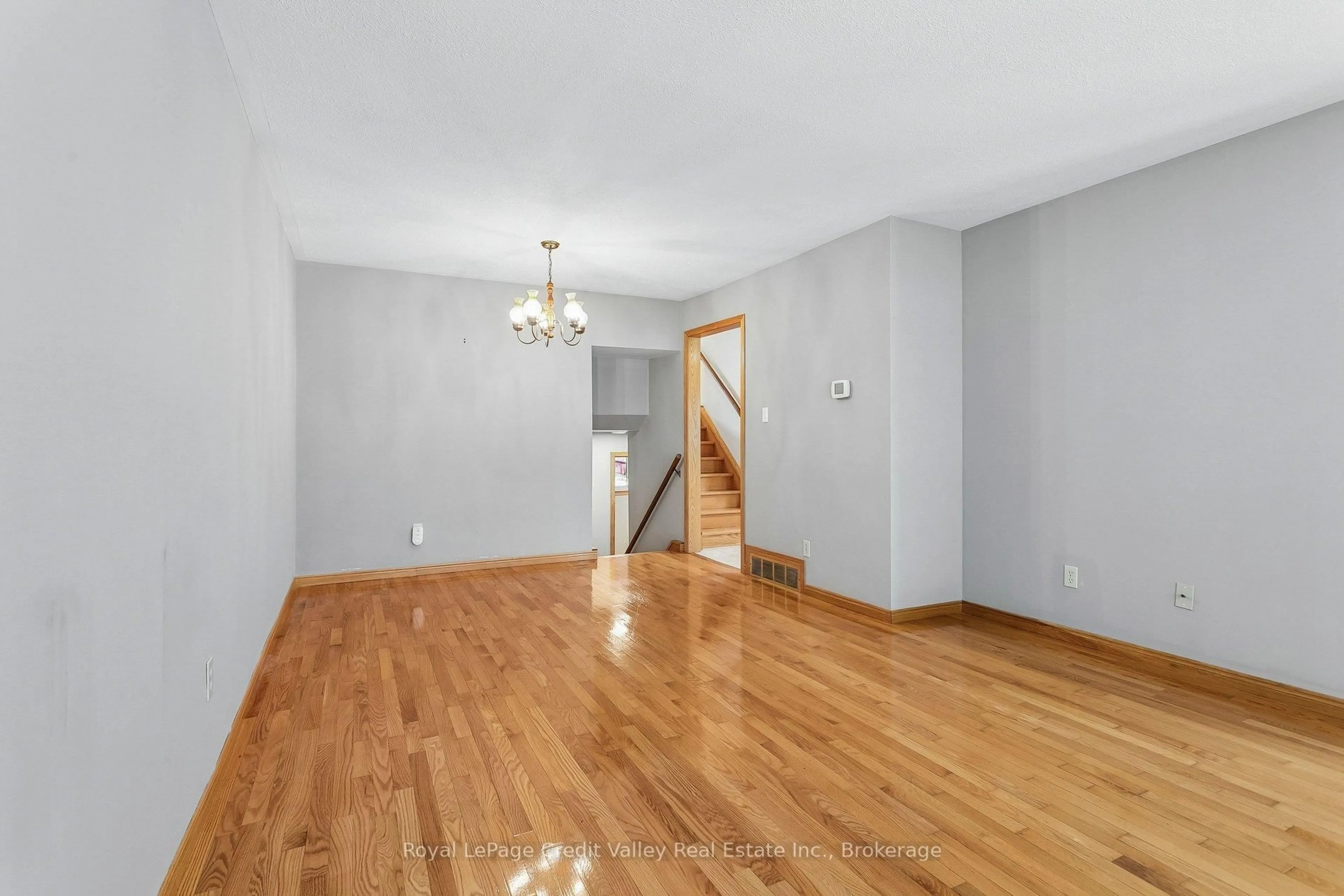 A pic of a room for 27 Grange Dr, Brampton Ontario L6X 2H1