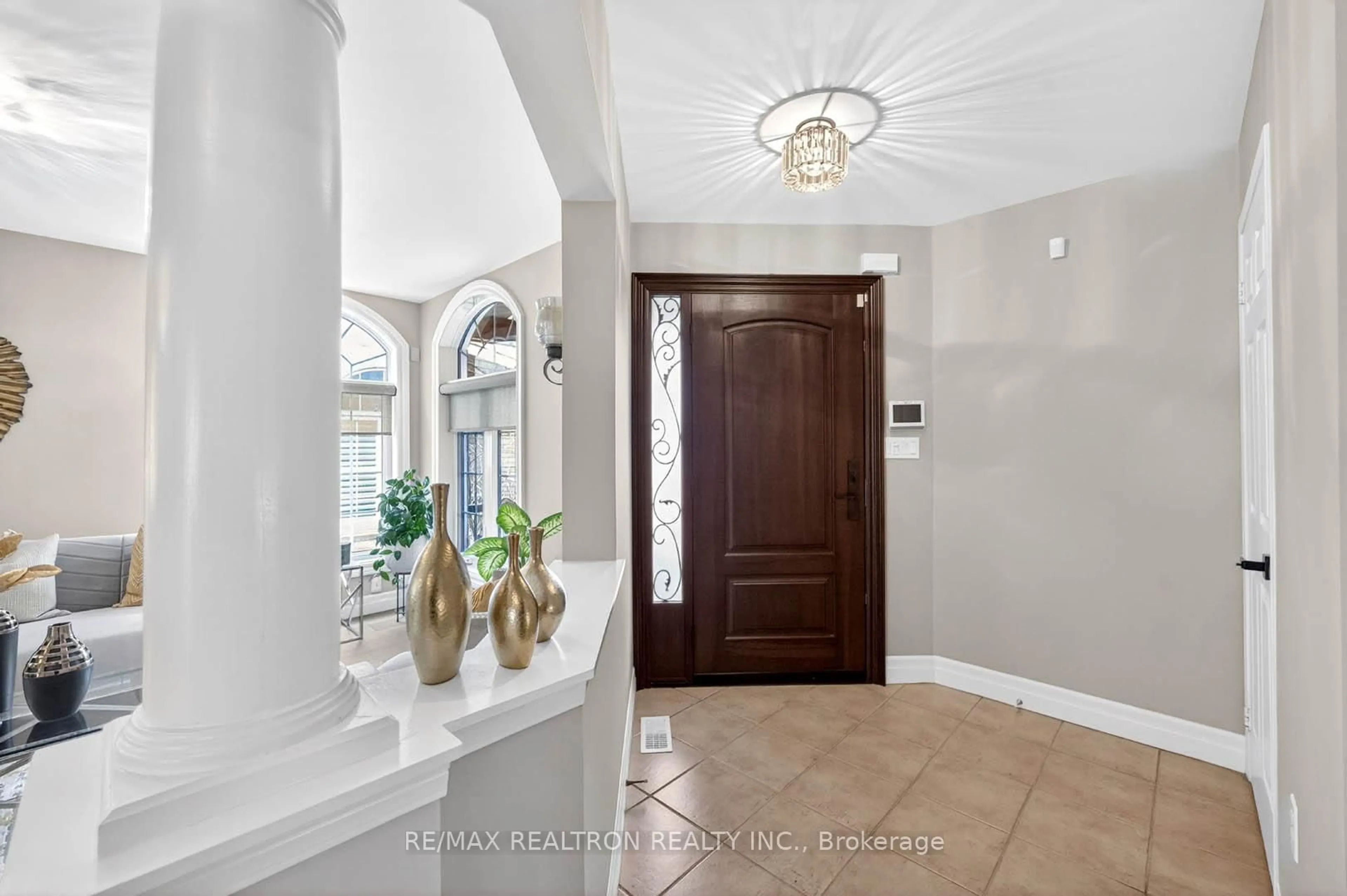 Indoor entryway for 7321 Rosehurst Dr, Mississauga Ontario L5N 8P1