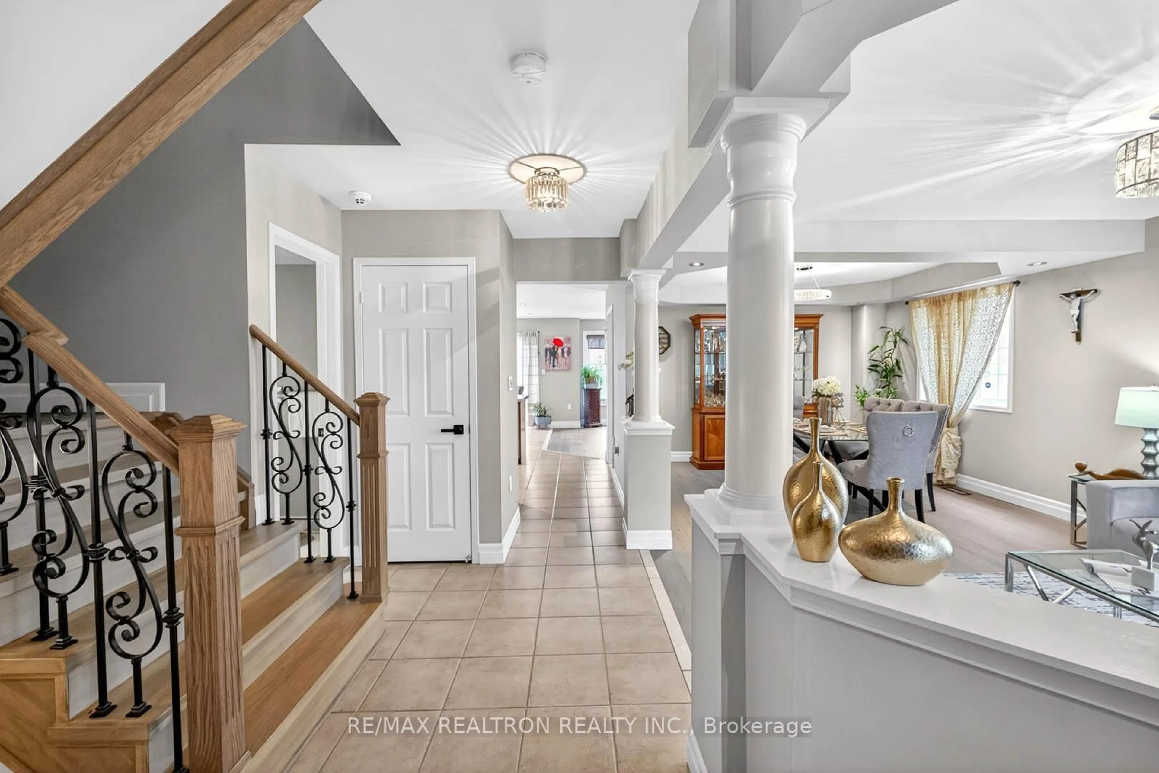 Indoor foyer for 7321 Rosehurst Dr, Mississauga Ontario L5N 8P1