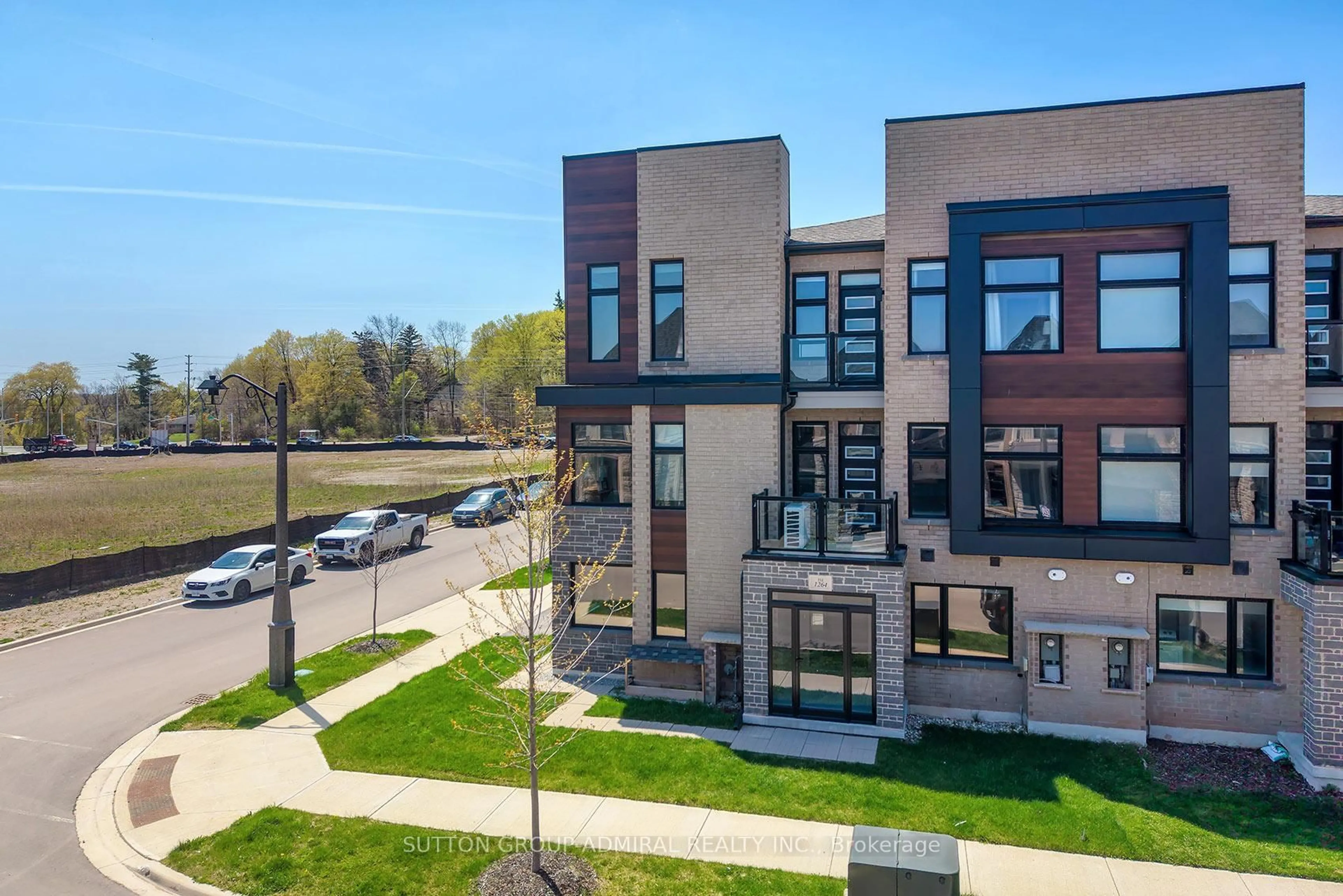 A pic from outside/outdoor area/front of a property/back of a property/a pic from drone, unknown for 1264 Merton Rd, Oakville Ontario L6M 5M1