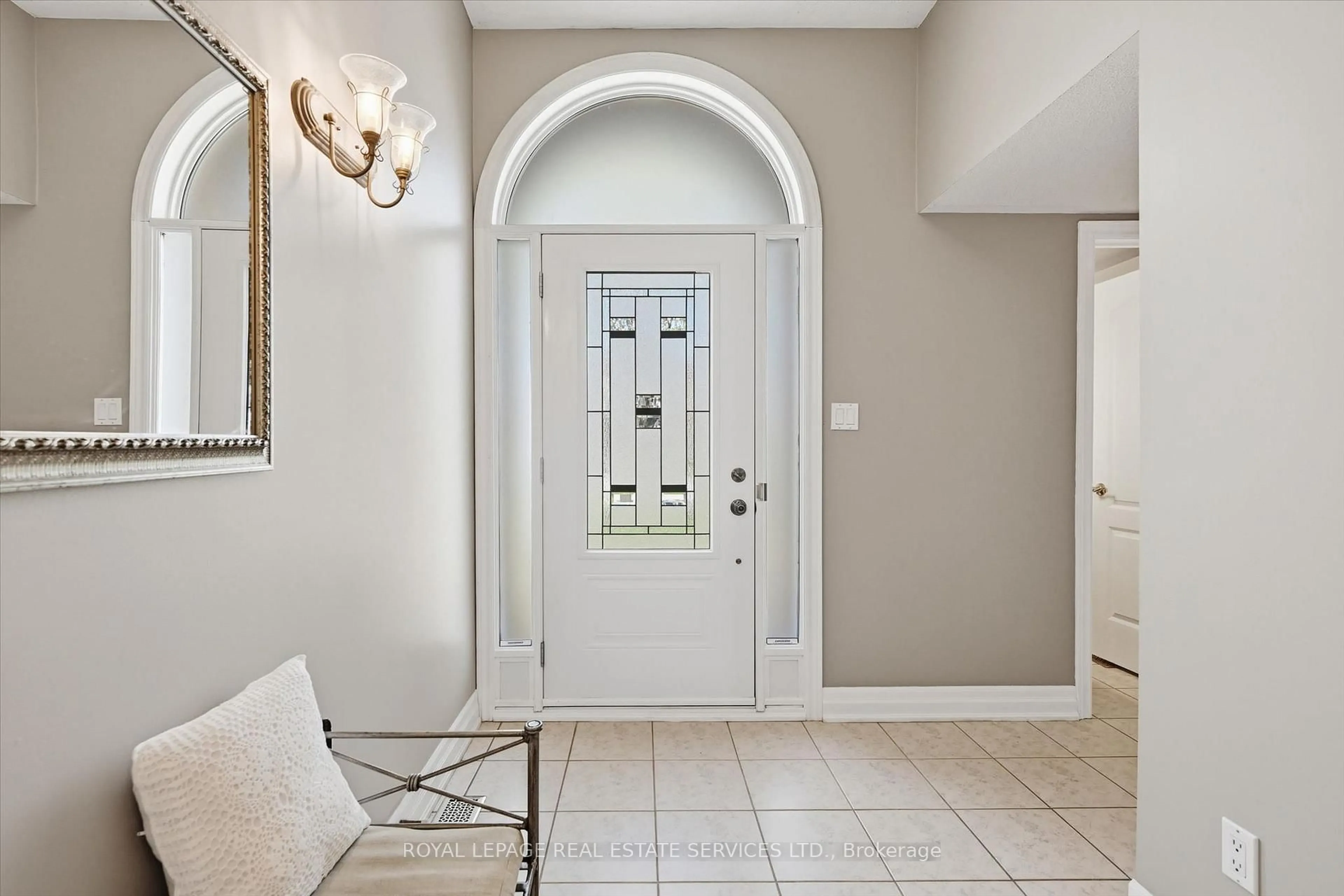 Indoor entryway for 2605 Longridge Cres, Oakville Ontario L6H 6S1