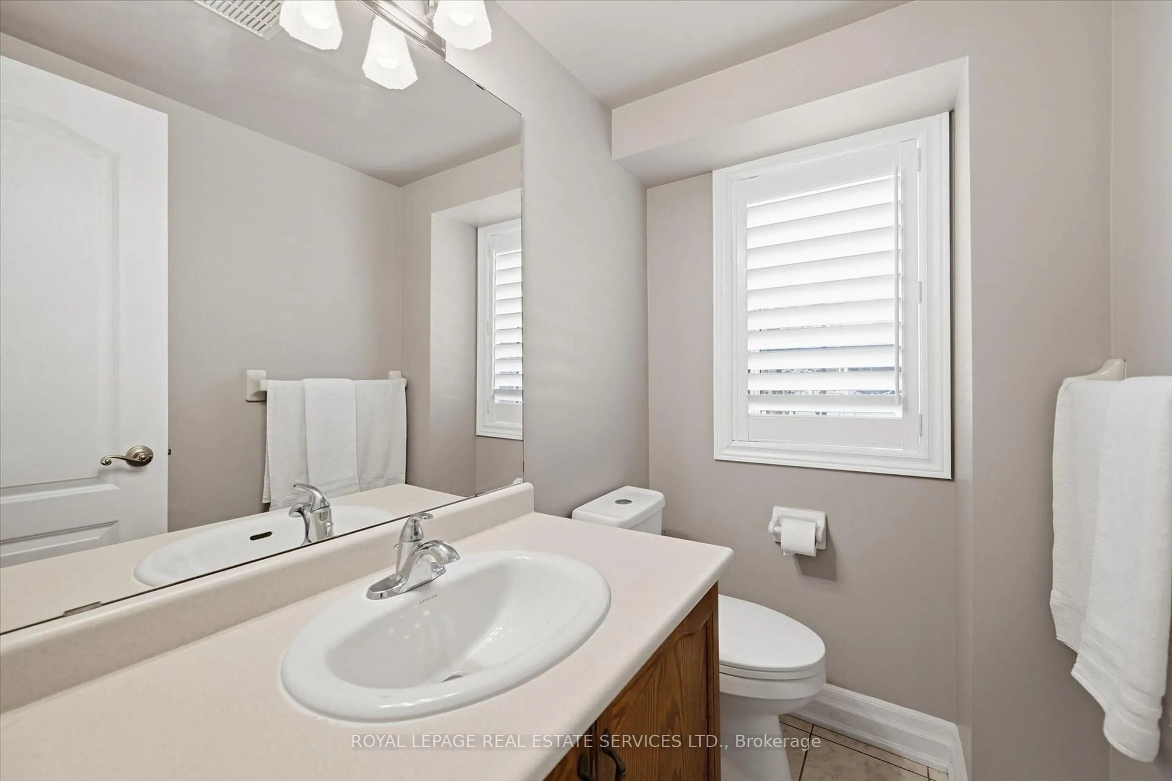 Standard bathroom, ceramic/tile floor for 2605 Longridge Cres, Oakville Ontario L6H 6S1