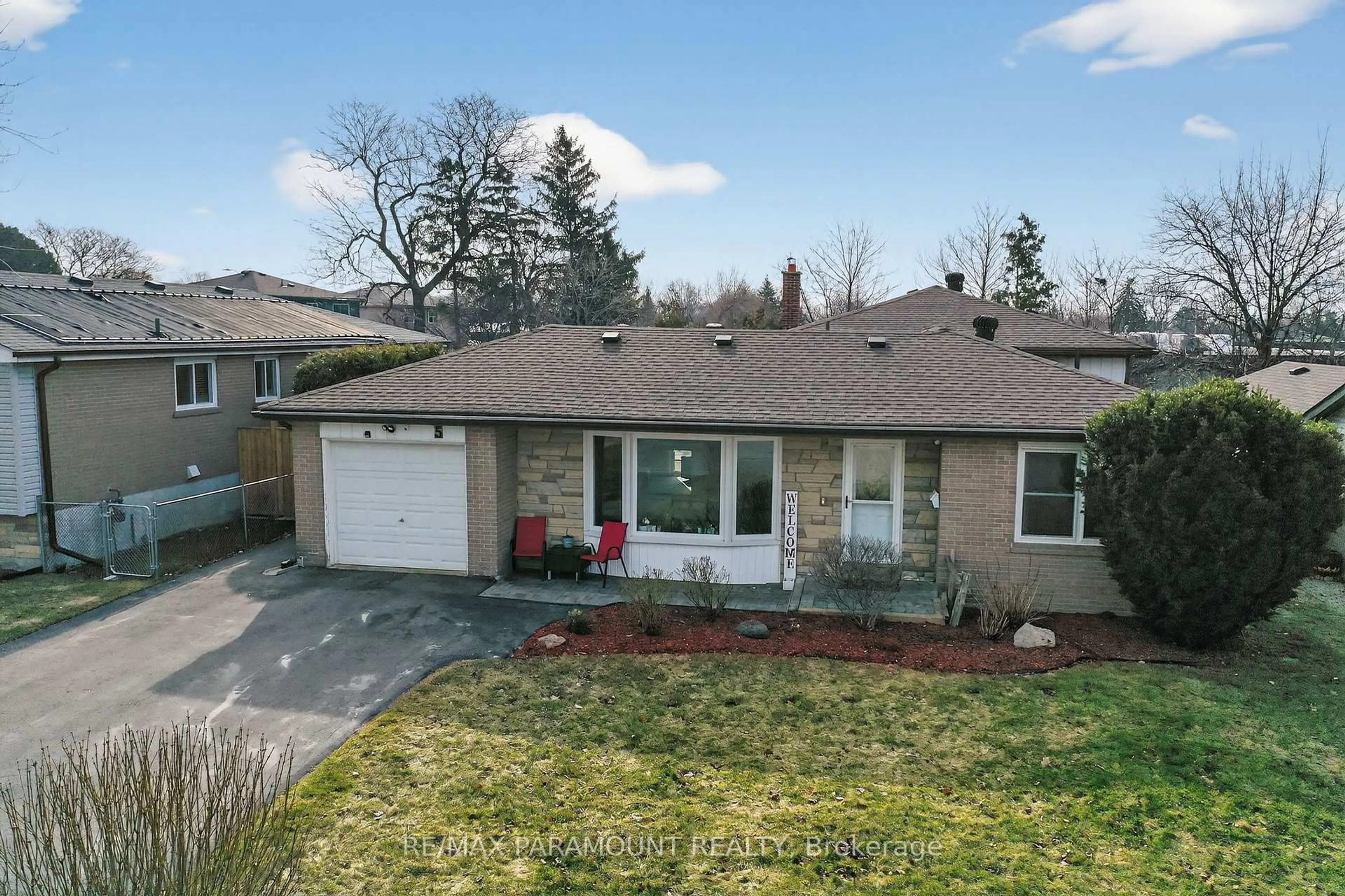 A pic from outside/outdoor area/front of a property/back of a property/a pic from drone, street for 5 Cavendish Cres, Brampton Ontario L6T 1Z3