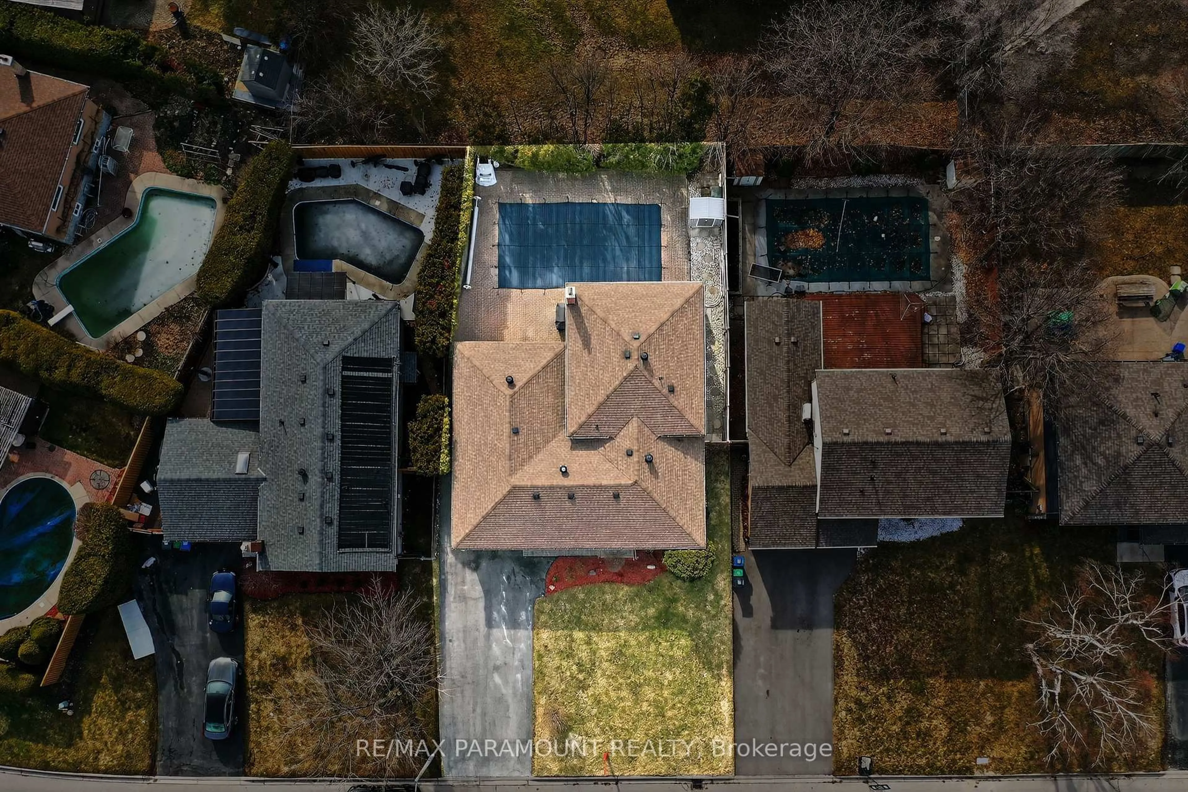 A pic from outside/outdoor area/front of a property/back of a property/a pic from drone, street for 5 Cavendish Cres, Brampton Ontario L6T 1Z3