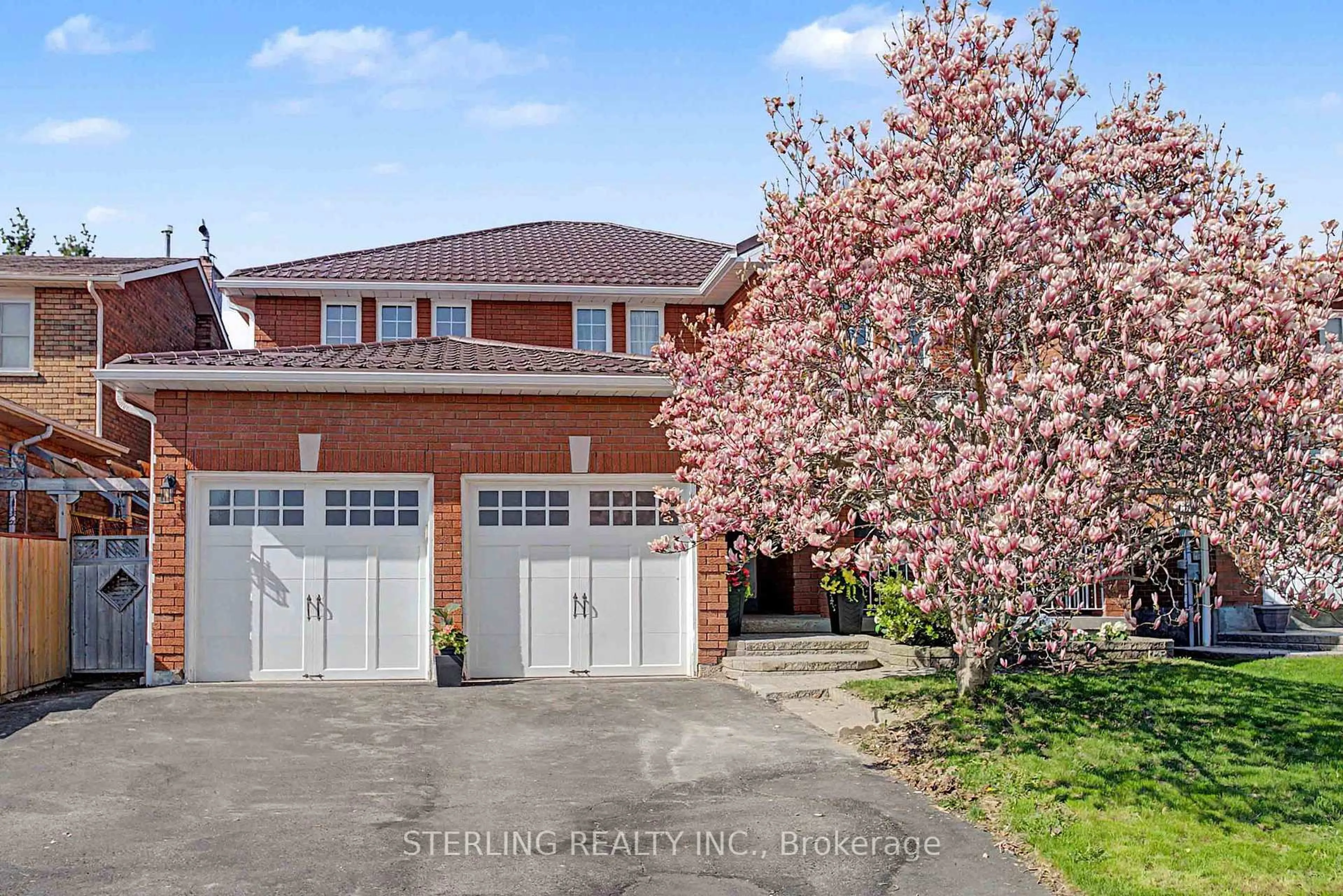 Home with brick exterior material, street for 72 Sunforest Dr, Brampton Ontario L6Z 3Z5