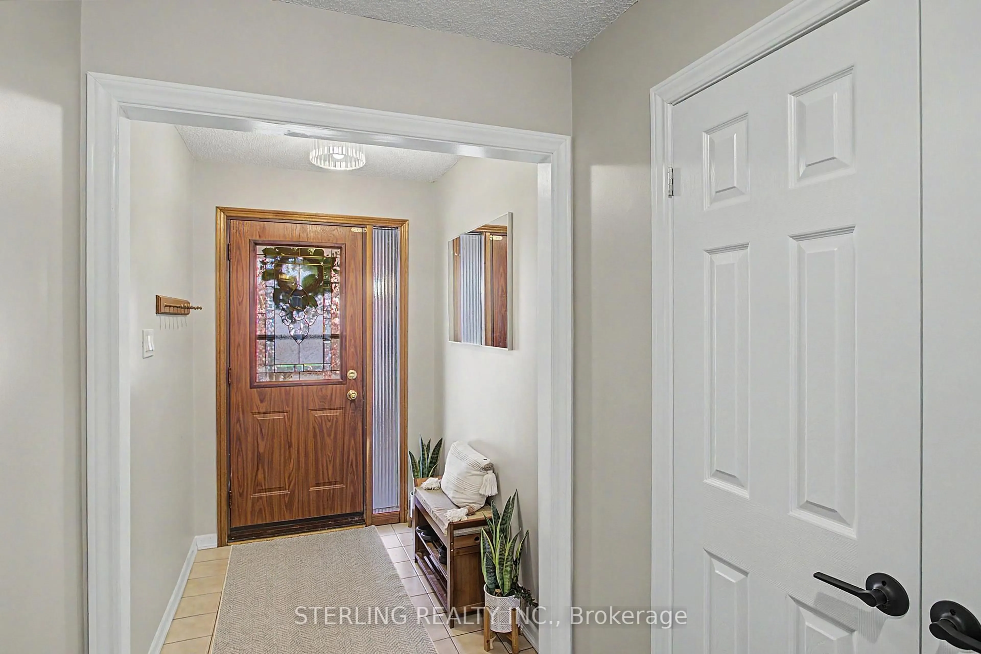 Indoor entryway for 72 Sunforest Dr, Brampton Ontario L6Z 3Z5