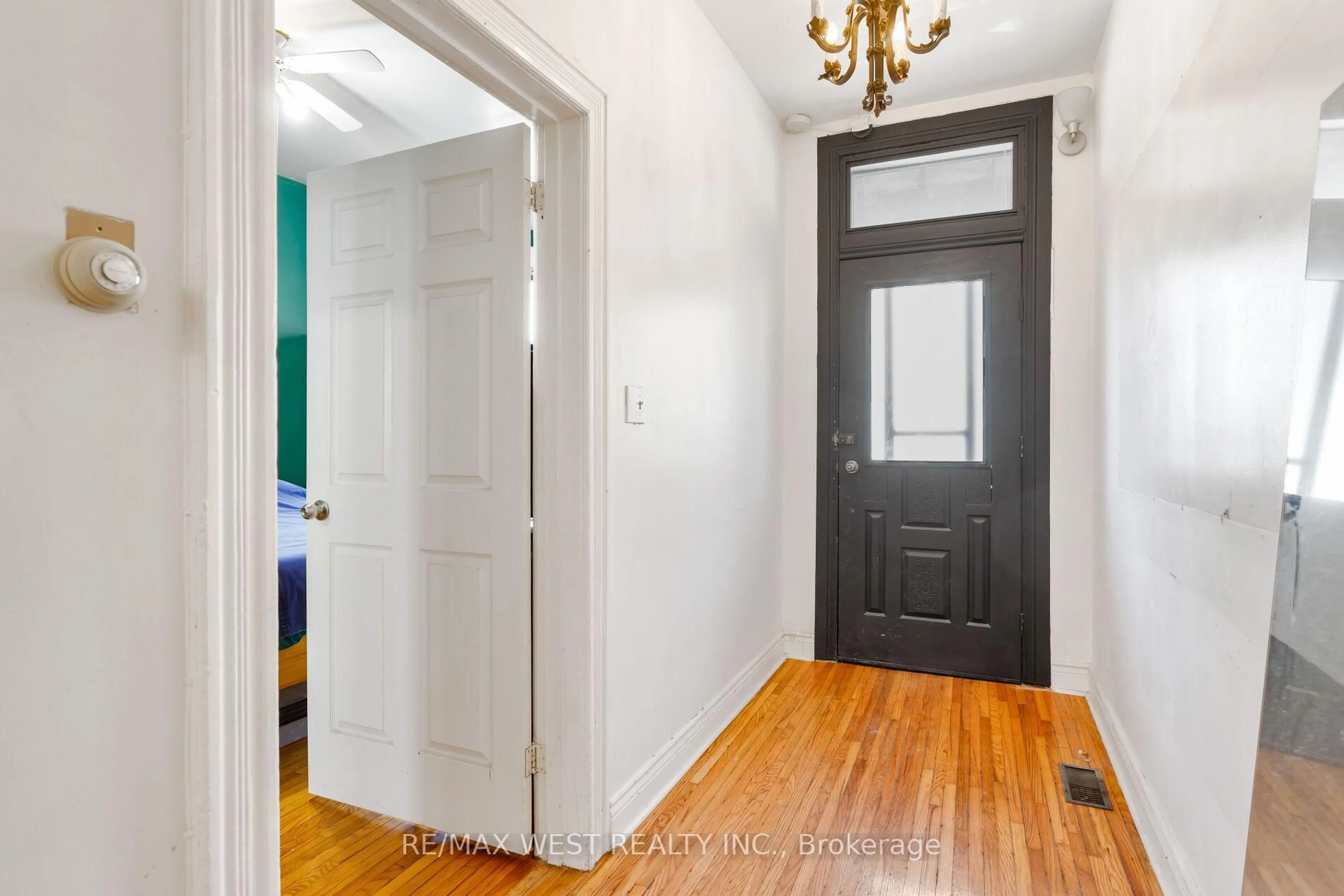 Indoor entryway for 39 Noble St, Toronto Ontario M6K 2C7