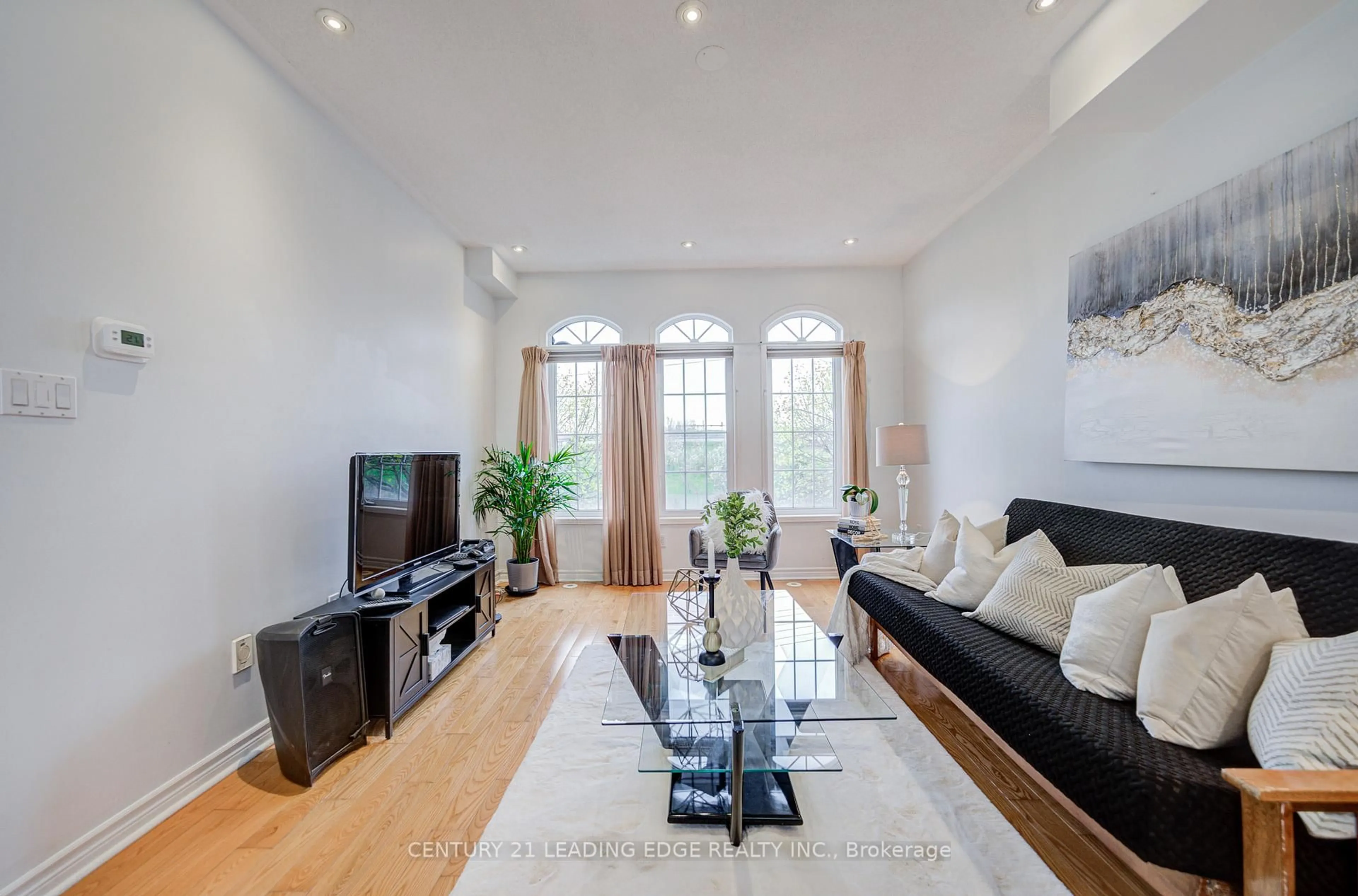 Living room with furniture, unknown for 6604 Opera Glass Cres, Mississauga Ontario L5W 1R8