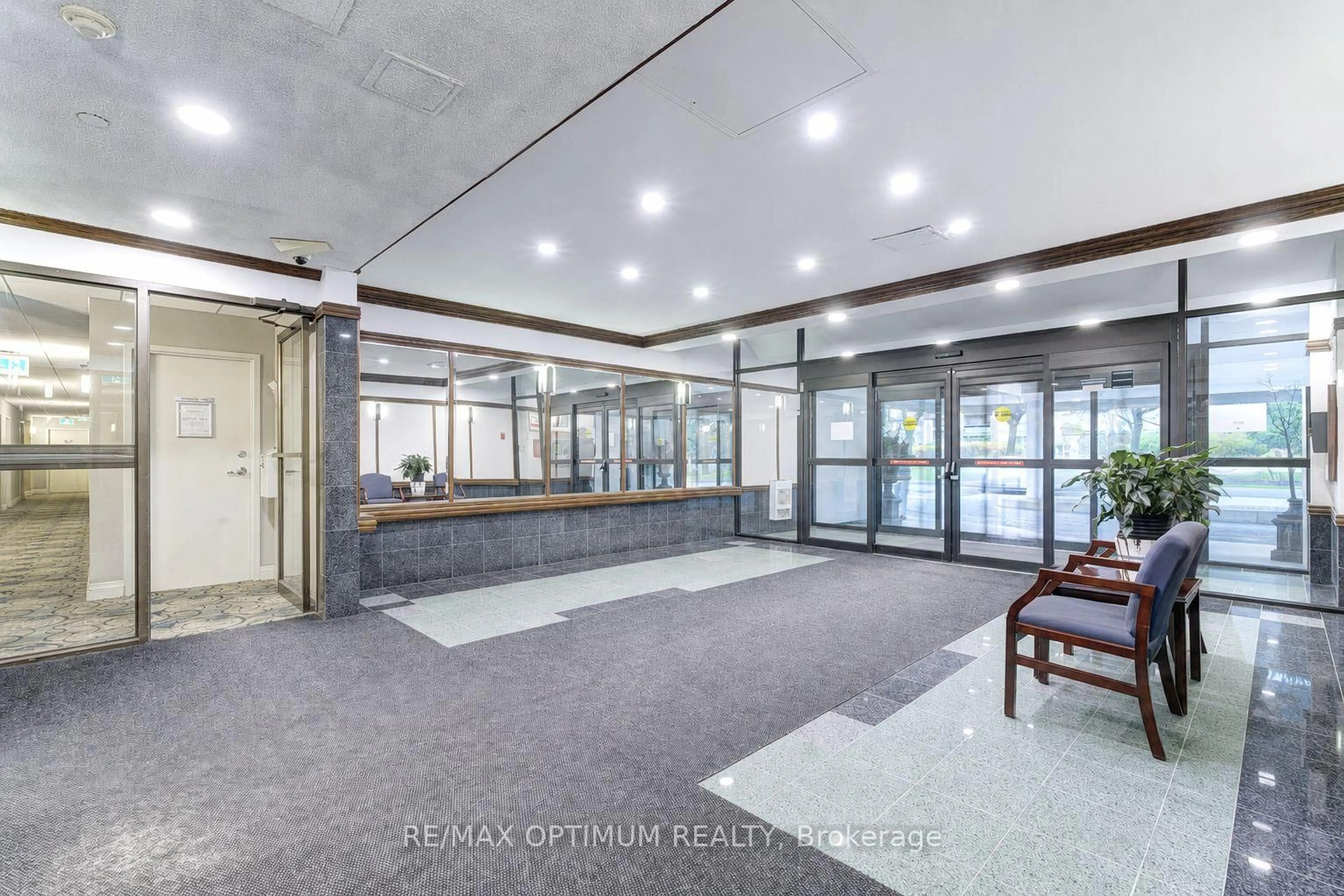 Indoor foyer for 355 Rathburn Rd #505, Mississauga Ontario L4Z 1H4