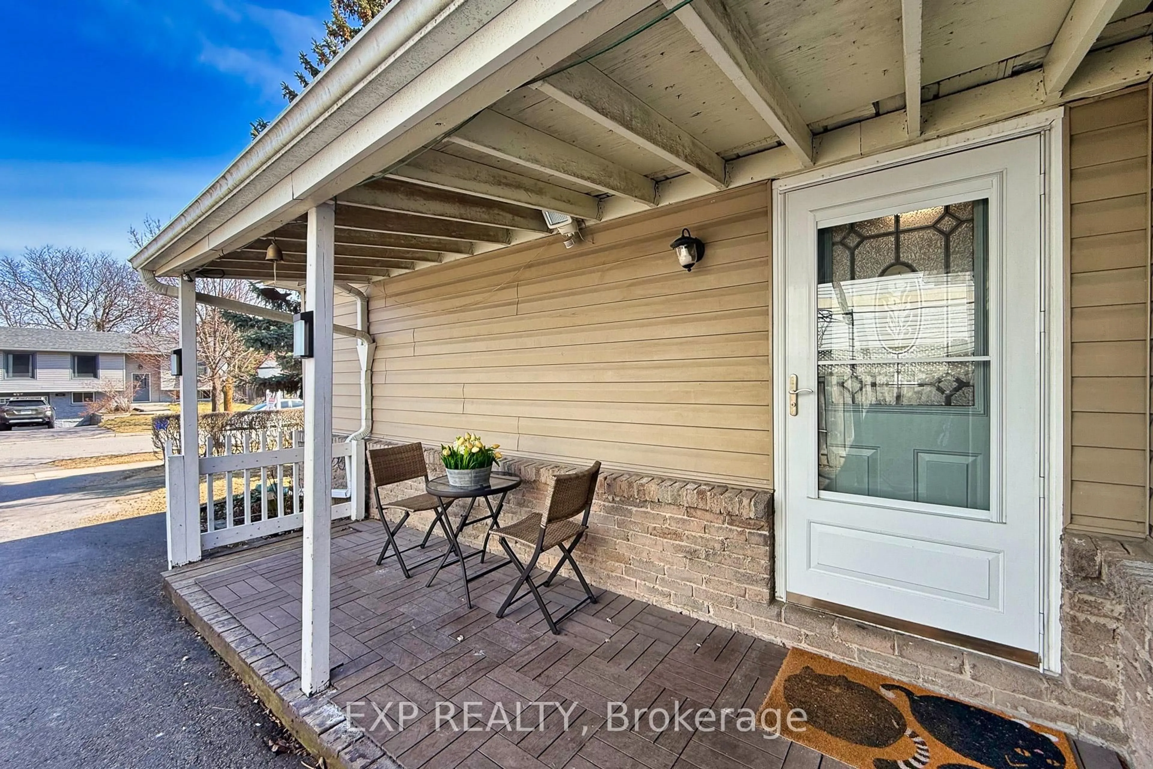 Patio, street for 584 Elliott Cres, Milton Ontario L9T 3G4